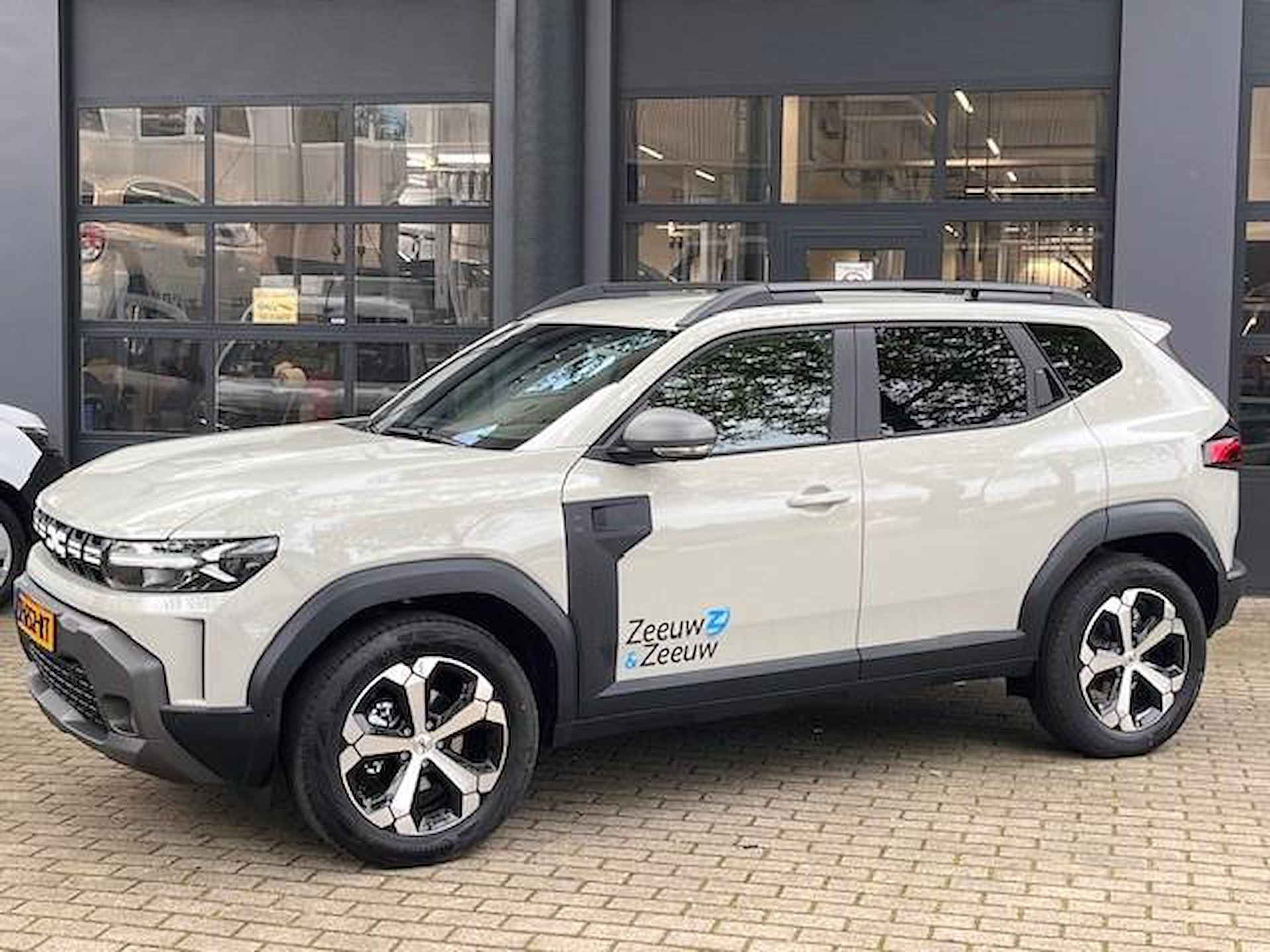 Dacia Duster 1.6 Hybrid 140 Journey LET OP HET BETREFT HIER EEN DEMONSTRATIE AUTO, INFORMEER NAAR DE HUIDIGE KILOMETER STAND - 2/29