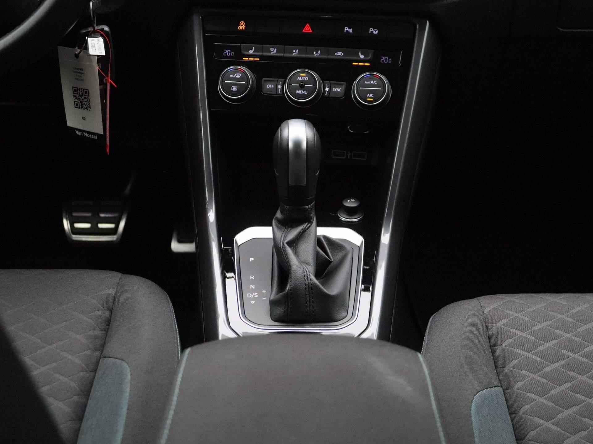 Volkswagen T-Roc 1.5 TSI Style 150 PK | Automaat | Afbeembare Trekhaak | Navigatie | Adaptive Cruise Control | Stoelverwarming | LED | Keyless | Dodehoeksensoren | Lichtmetalen velgen | Privacy glass | Elektrische achterklep | - 11/40