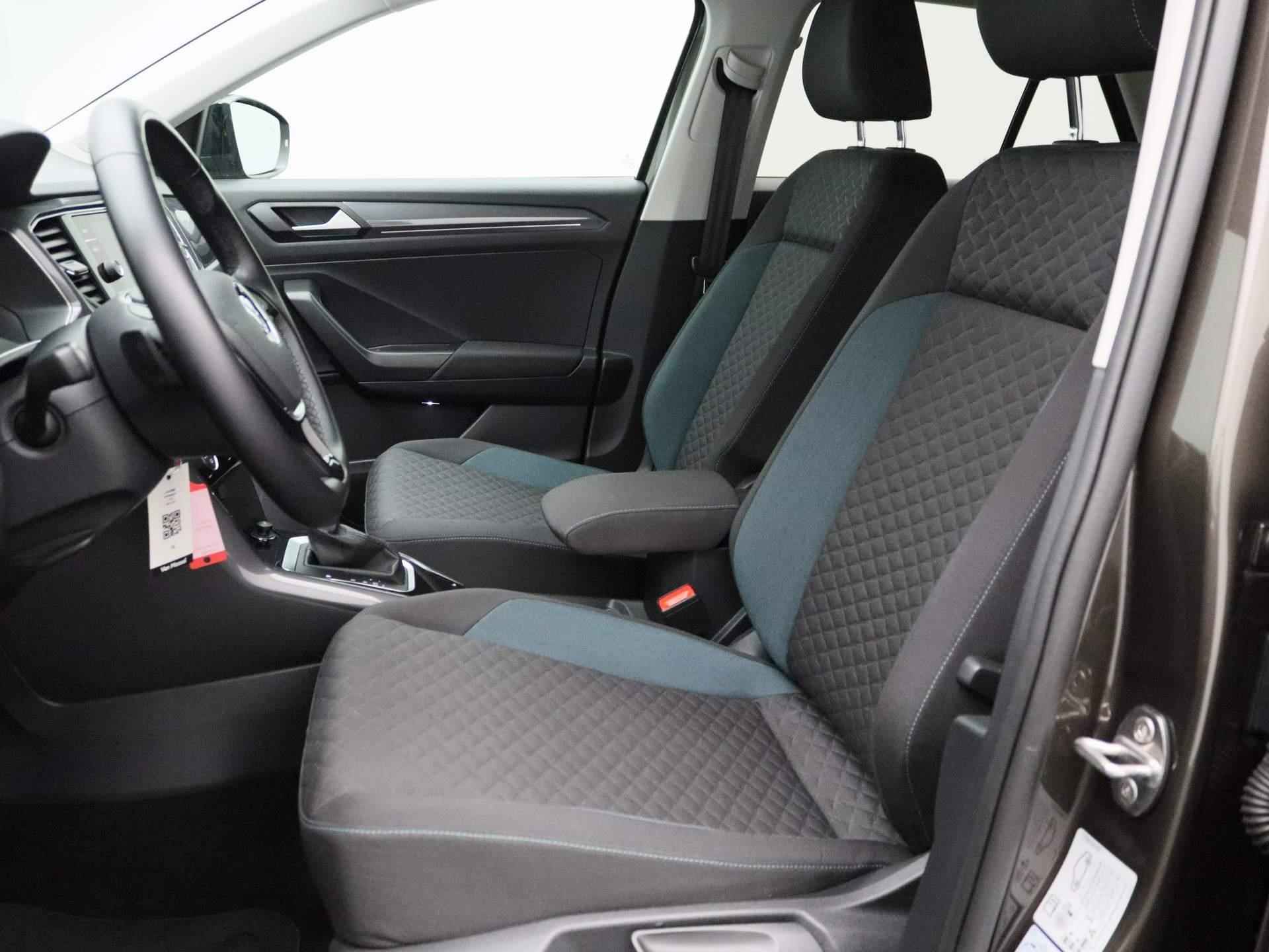 Volkswagen T-Roc 1.5 TSI Style 150 PK | Automaat | Afbeembare Trekhaak | Navigatie | Adaptive Cruise Control | Stoelverwarming | LED | Keyless | Dodehoeksensoren | Lichtmetalen velgen | Privacy glass | Elektrische achterklep | - 13/40