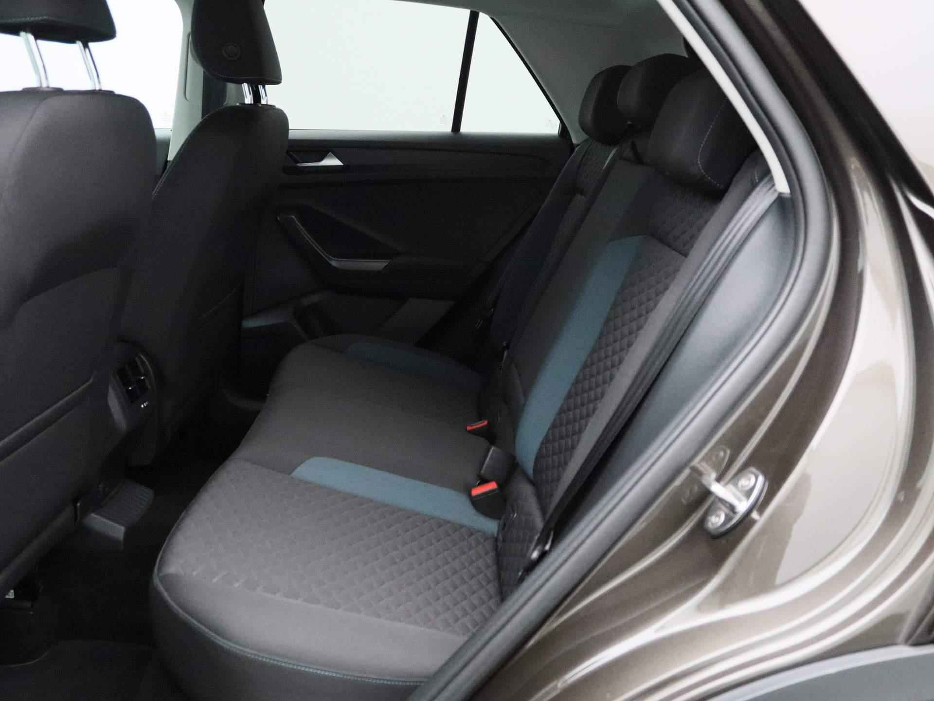 Volkswagen T-Roc 1.5 TSI Style 150 PK | Automaat | Afbeembare Trekhaak | Navigatie | Adaptive Cruise Control | Stoelverwarming | LED | Keyless | Dodehoeksensoren | Lichtmetalen velgen | Privacy glass | Elektrische achterklep | - 14/40
