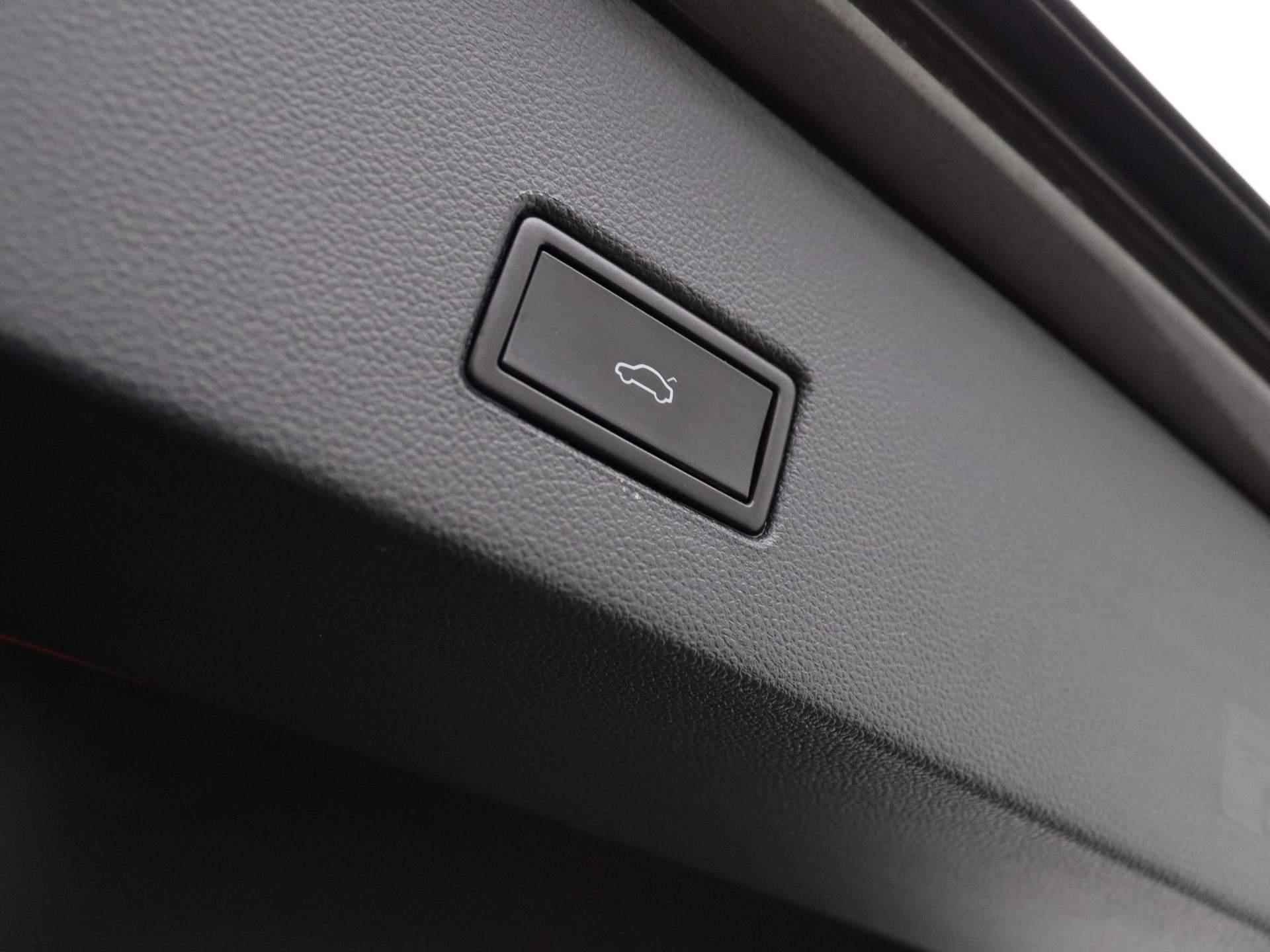 Volkswagen T-Roc 1.5 TSI Style 150 PK | Automaat | Afbeembare Trekhaak | Navigatie | Adaptive Cruise Control | Stoelverwarming | LED | Keyless | Dodehoeksensoren | Lichtmetalen velgen | Privacy glass | Elektrische achterklep | - 16/40