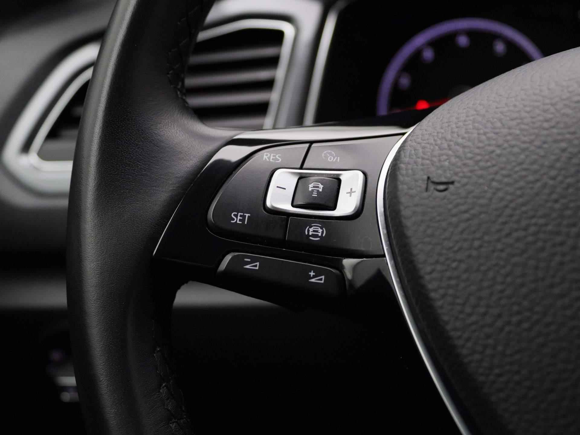 Volkswagen T-Roc 1.5 TSI Style 150 PK | Automaat | Afbeembare Trekhaak | Navigatie | Adaptive Cruise Control | Stoelverwarming | LED | Keyless | Dodehoeksensoren | Lichtmetalen velgen | Privacy glass | Elektrische achterklep | - 23/40