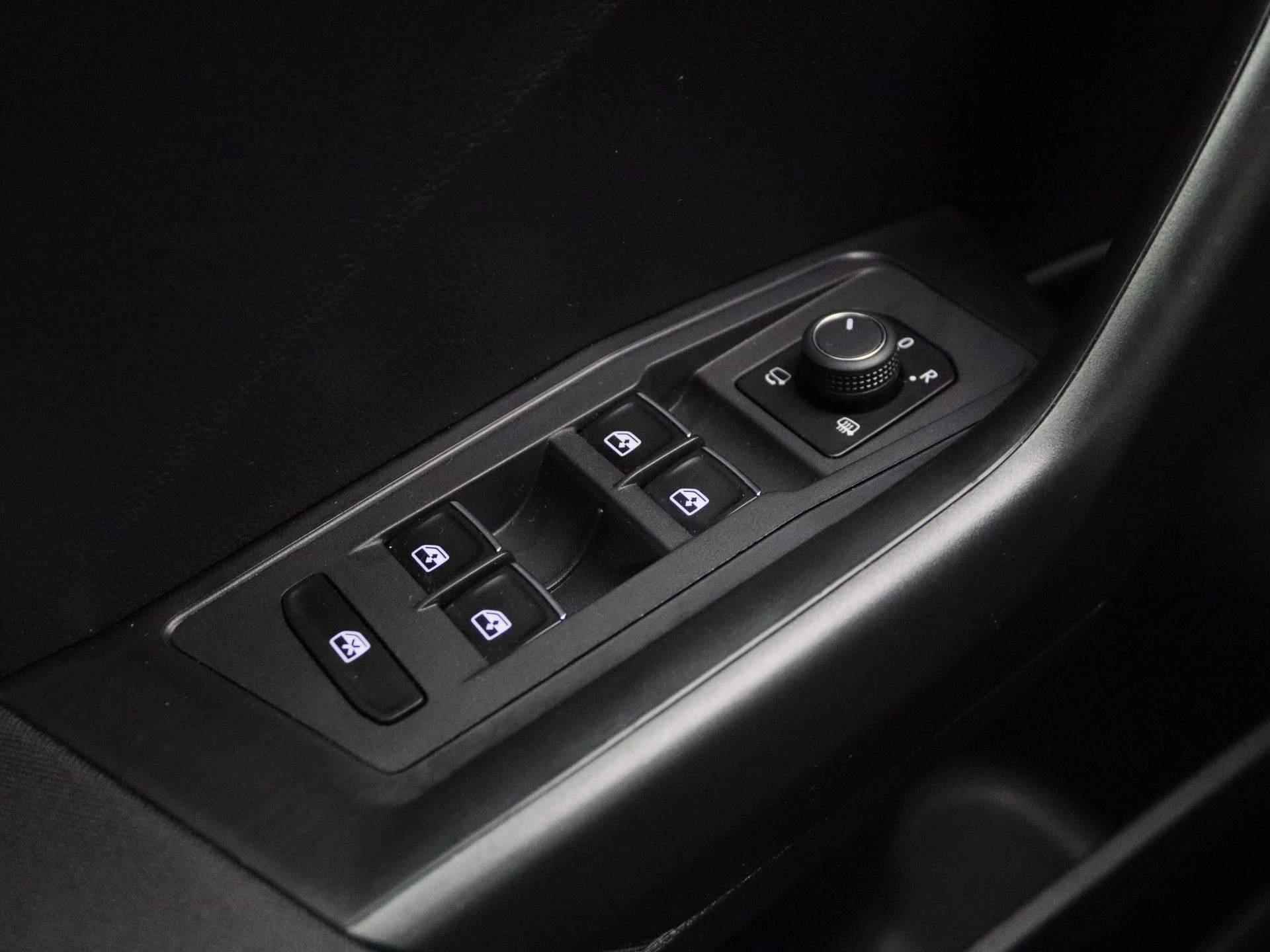 Volkswagen T-Roc 1.5 TSI Style 150 PK | Automaat | Afbeembare Trekhaak | Navigatie | Adaptive Cruise Control | Stoelverwarming | LED | Keyless | Dodehoeksensoren | Lichtmetalen velgen | Privacy glass | Elektrische achterklep | - 27/40