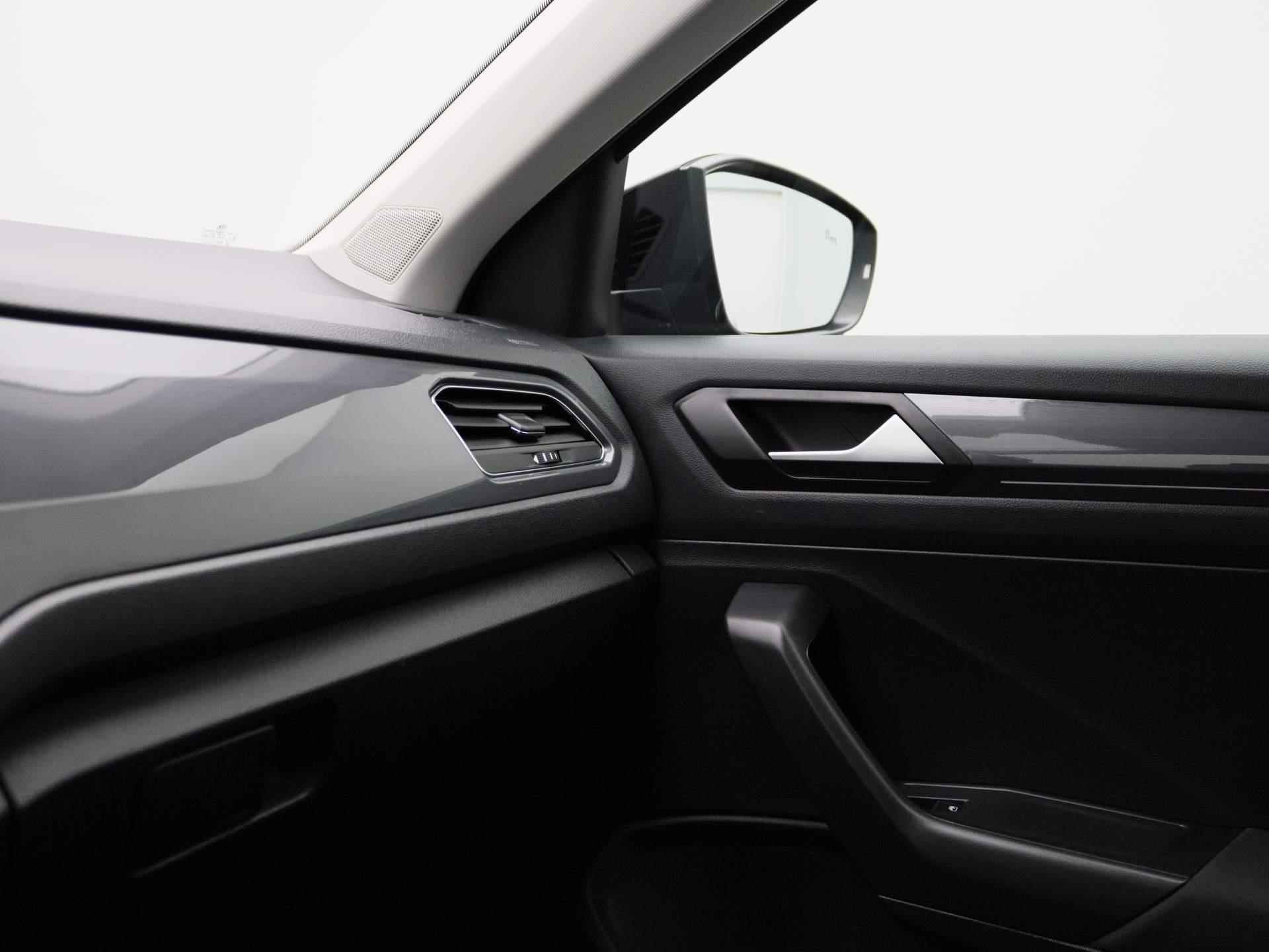 Volkswagen T-Roc 1.5 TSI Style 150 PK | Automaat | Afbeembare Trekhaak | Navigatie | Adaptive Cruise Control | Stoelverwarming | LED | Keyless | Dodehoeksensoren | Lichtmetalen velgen | Privacy glass | Elektrische achterklep | - 28/40