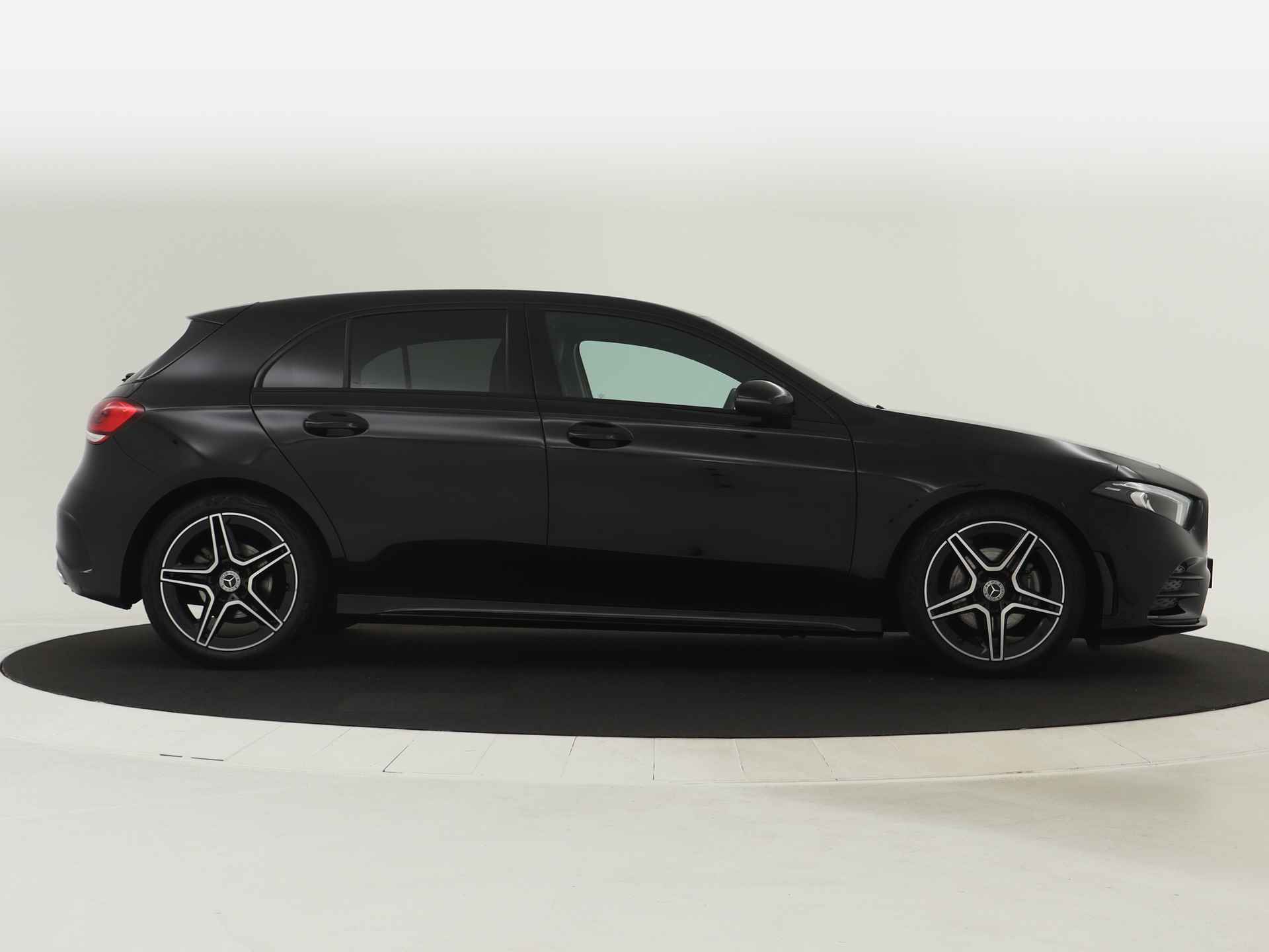 Mercedes-Benz A-Klasse 160 Business Solution AMG | AMG Styling | Night Pakket | Sfeerverlichting | Achteruitrijcamera | Inclusief 24 maanden MB Certified garantie voor Europa. - 17/43