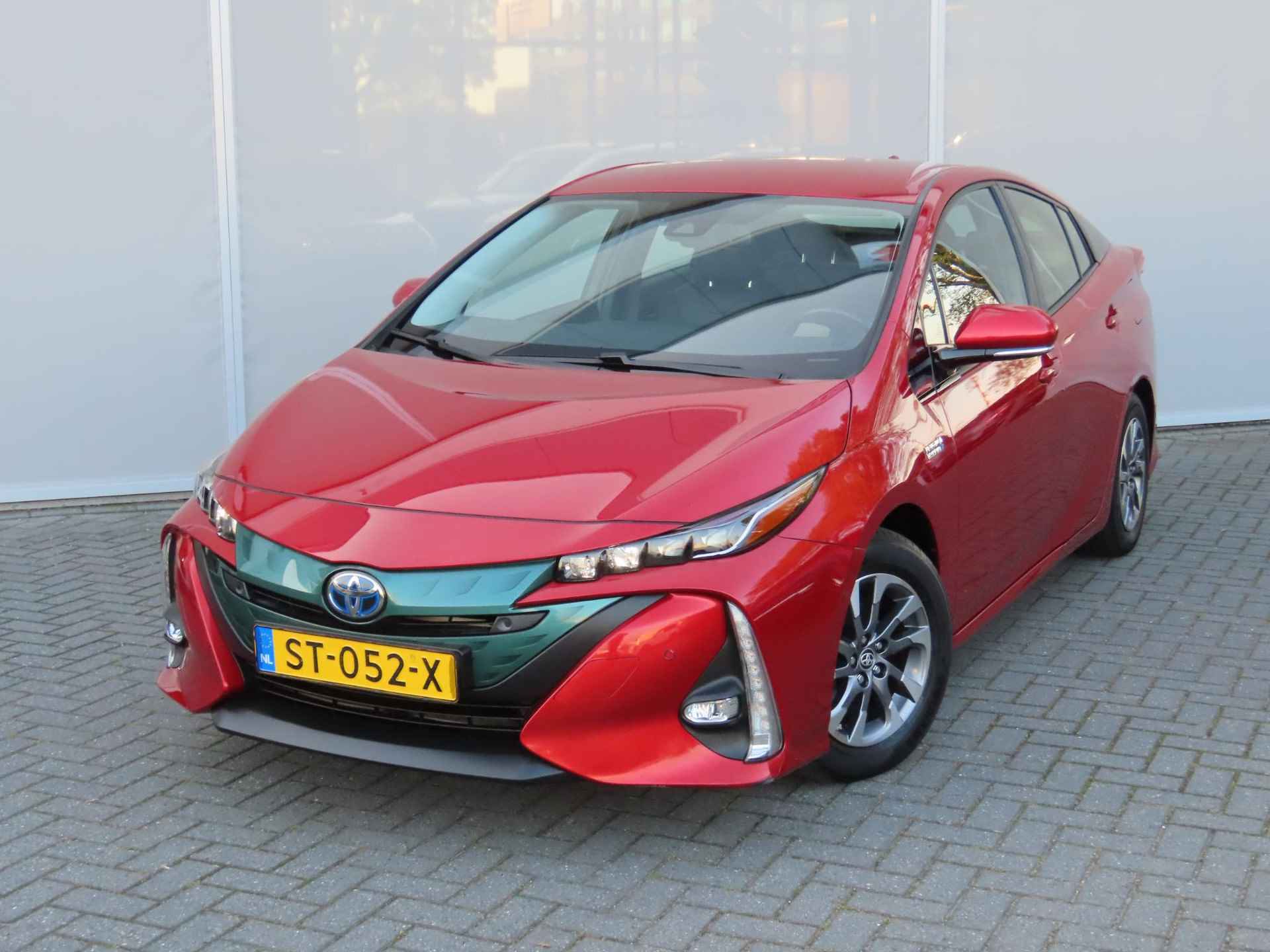 Toyota Prius 1.8 Plug-in Business Plus | JBL | Camera | Head-up | Navigatie | Leder | - 2/41