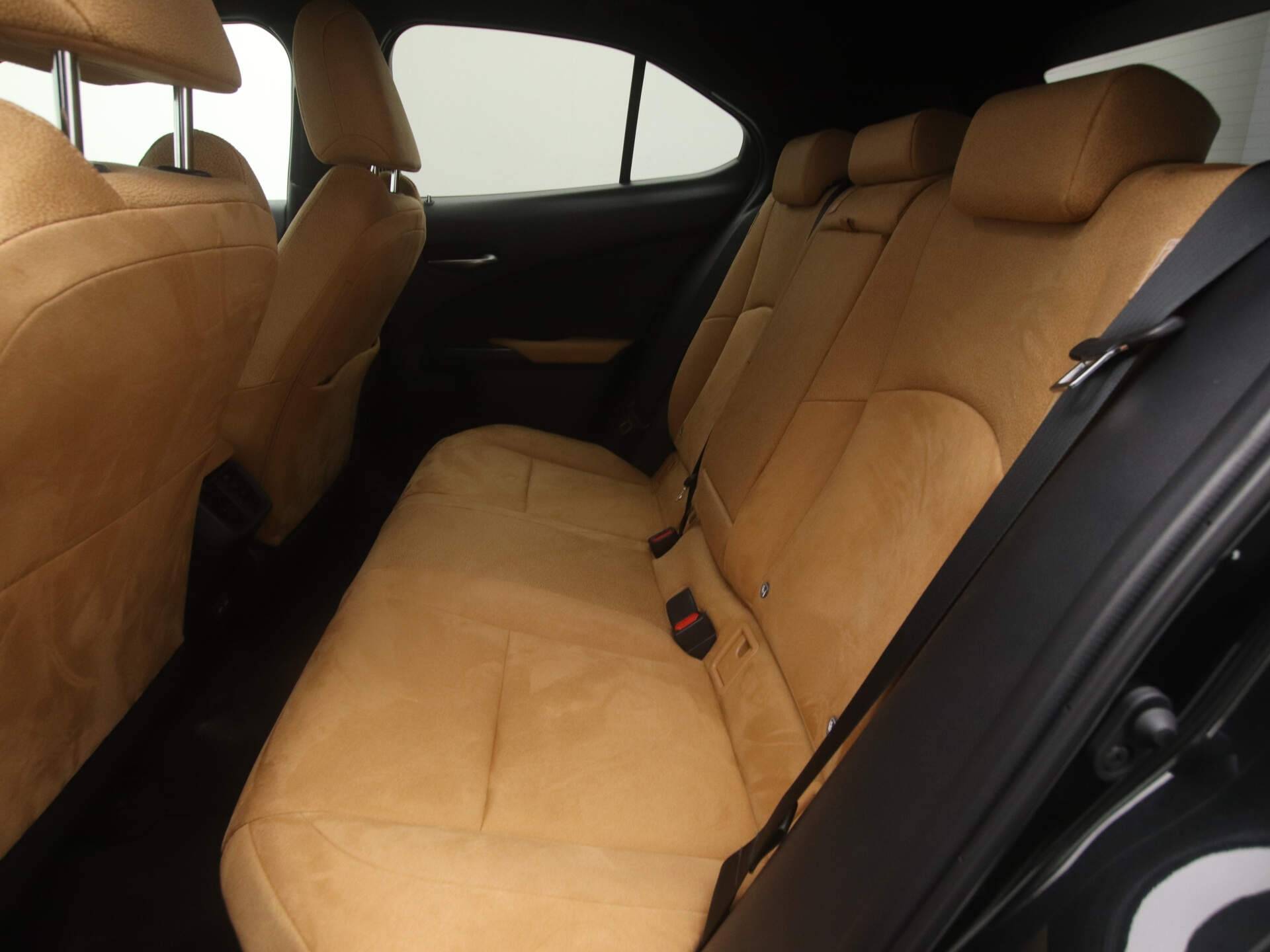 Lexus UX 250h Preference Line *Demo* | Apple Carplay / Android Auto | - 17/39