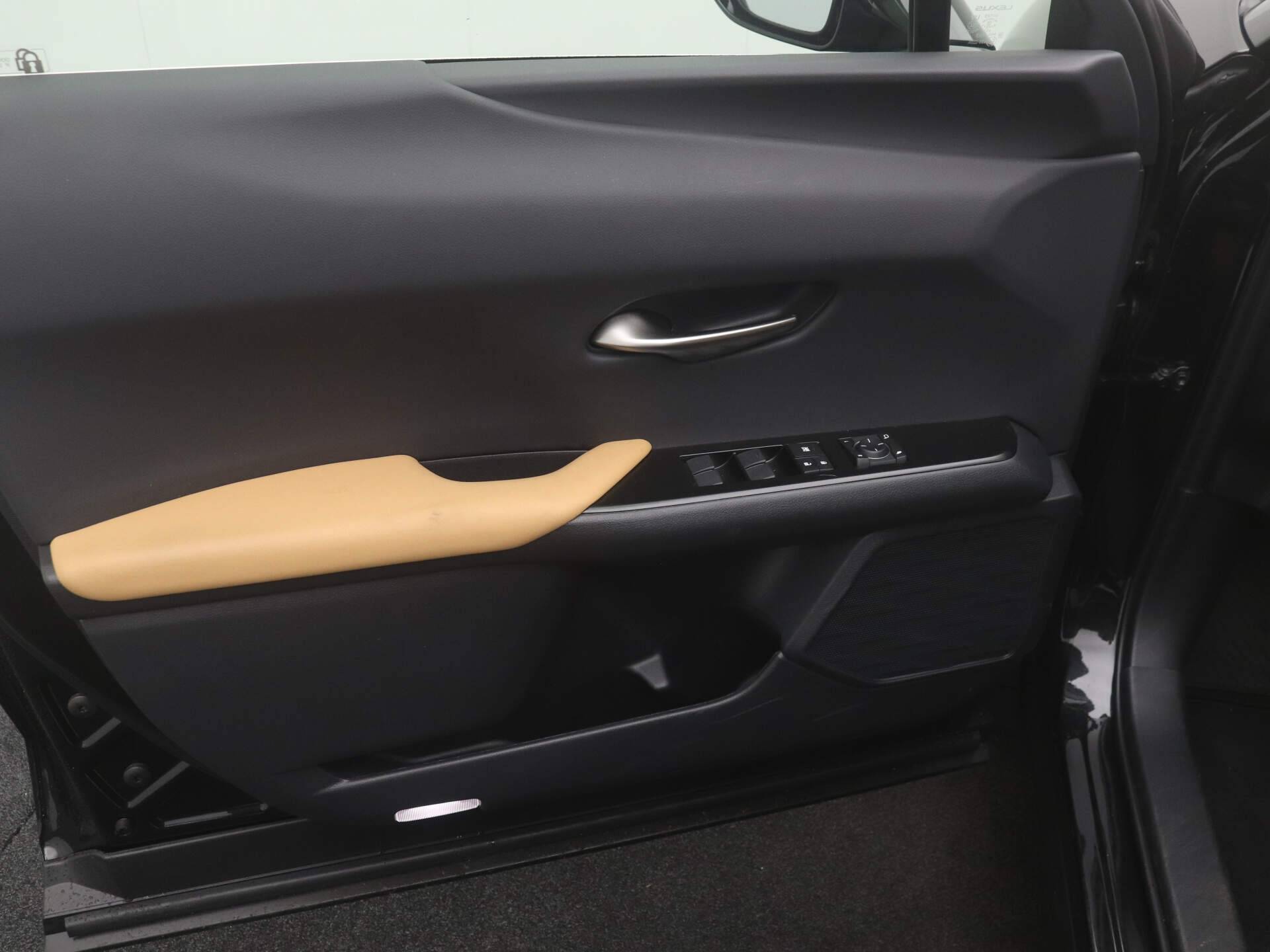 Lexus UX 250h Preference Line *Demo* | Apple Carplay / Android Auto | - 28/39