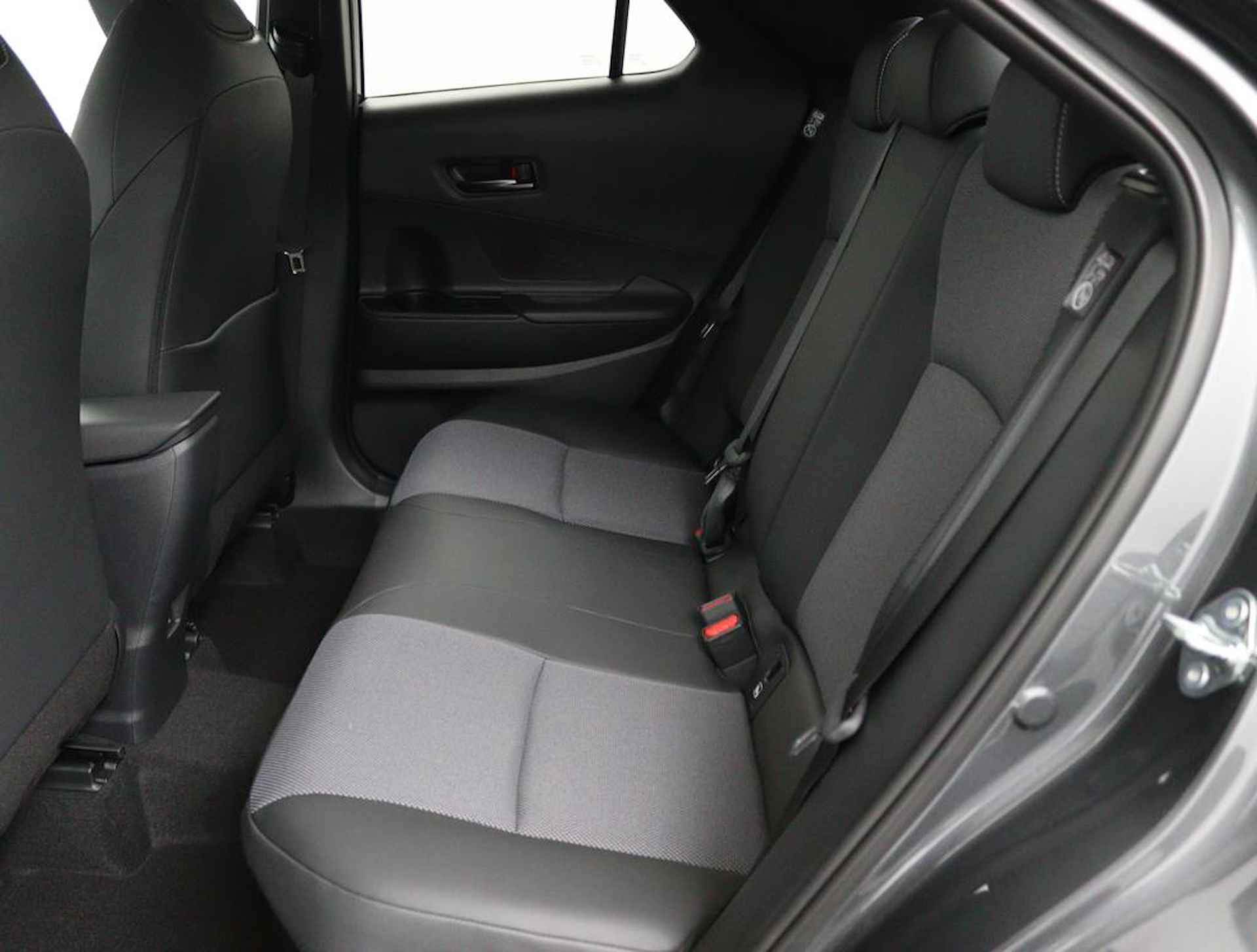 Toyota C-HR 1.8 Hybrid Executive | Next Generation Pack | Panorama Dak | JBL | Head Up Display | BI-Tone | 10 Jaar Garantie | - 15/66