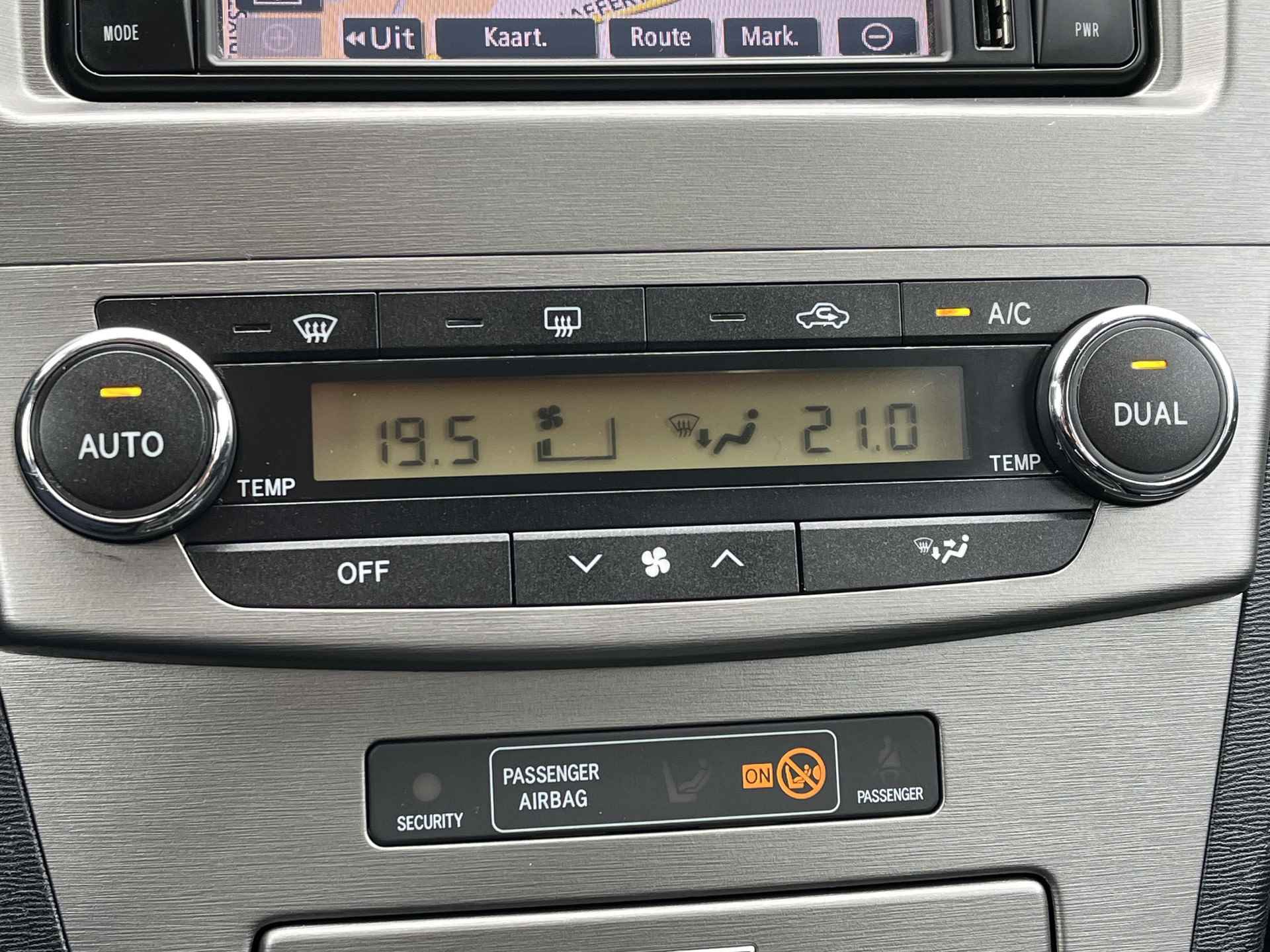 Toyota Avensis 1.8 VVTi Business | Trekhaak | Camera | Climate control - 17/24