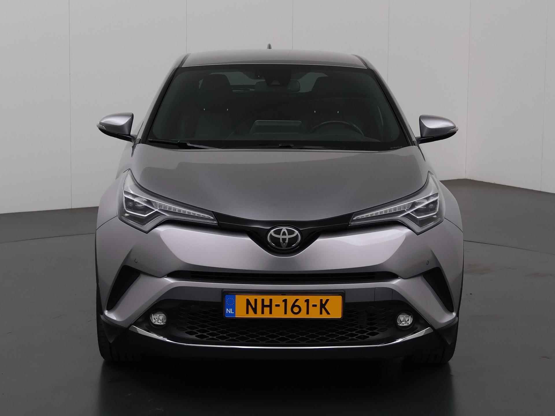 Toyota C-HR 1.2 Premium | Trekhaak | Camera | Navigatie | Stof/Leder combinatie | Stoelverwarming | Bluetooth | Rij-hulp-Systeem | Cruise Control | Climate Control | - 4/39