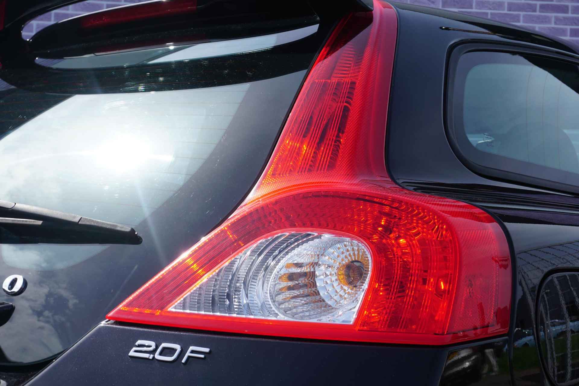 Volvo C30 2.0 145PK Momentum | Bi-Xenon | Stoelverwarming | Spoiler | High Performance audio | Bluetooth | - 10/23