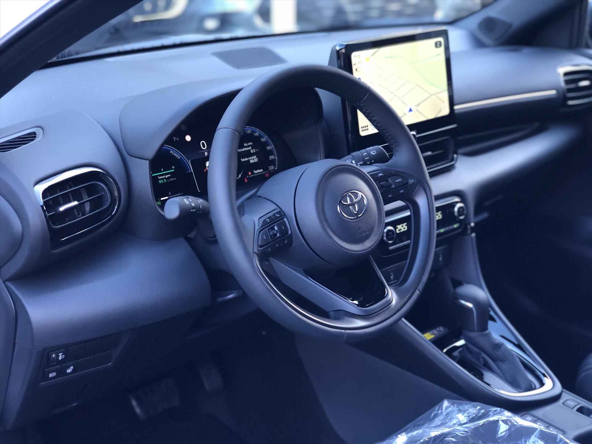 Toyota Yaris Hybrid 130PK Nieuw model Executive | Dodehoekherkenning, Parkeersensoren, Stoel + Stuurverwarming, Groot scherm, Half leer, 17 inch - 19/37