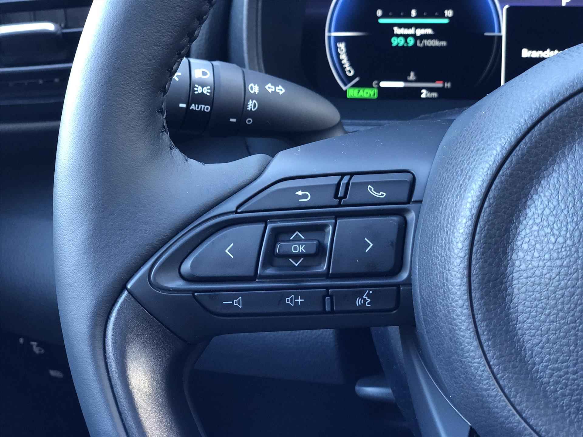 Toyota Yaris Hybrid 130PK Nieuw model Executive | Dodehoekherkenning, Parkeersensoren, Stoel + Stuurverwarming, Groot scherm, Half leer, 17 inch - 30/37