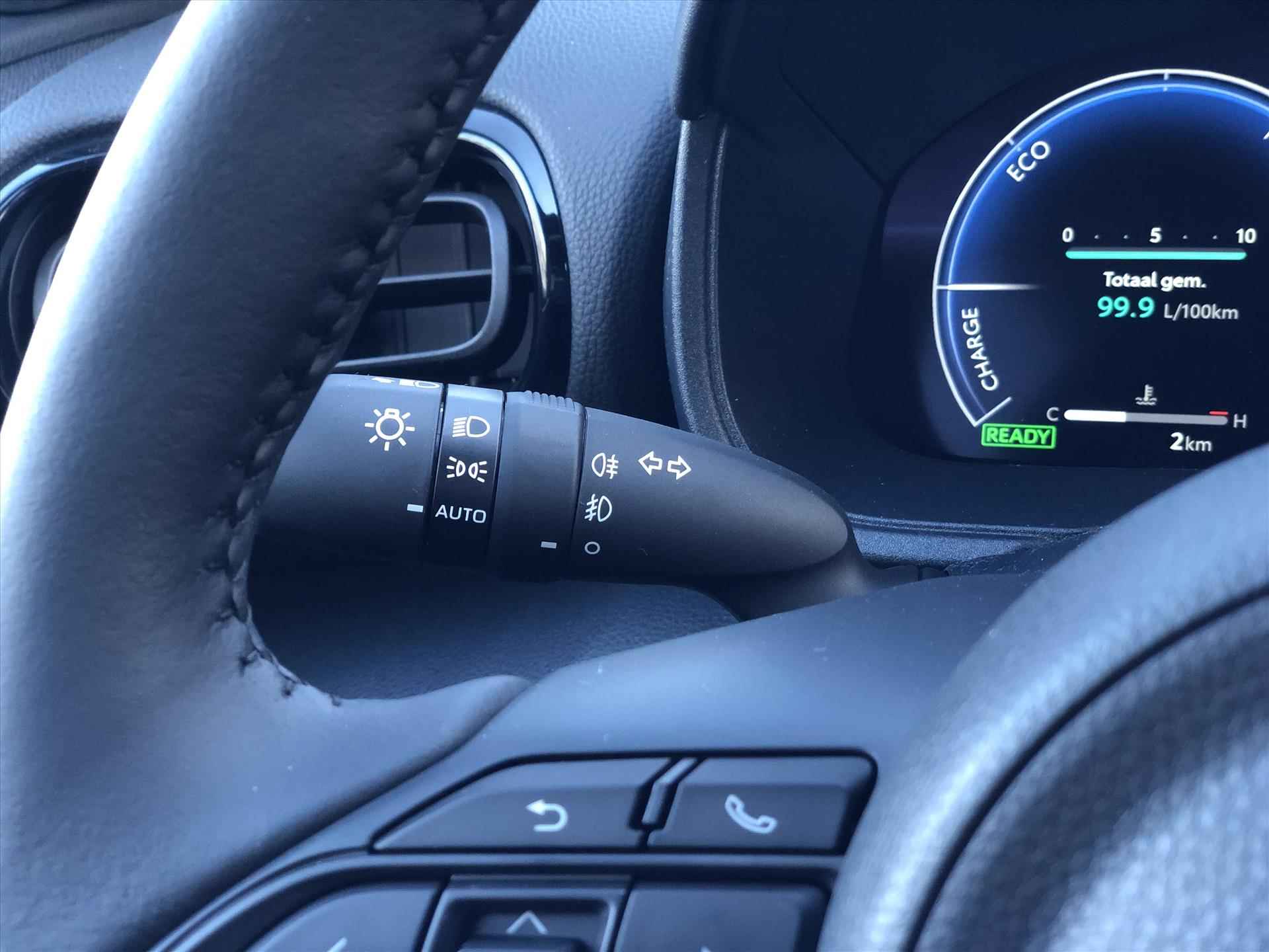 Toyota Yaris Hybrid 130PK Nieuw model Executive | Dodehoekherkenning, Parkeersensoren, Stoel + Stuurverwarming, Groot scherm, Half leer, 17 inch - 32/37