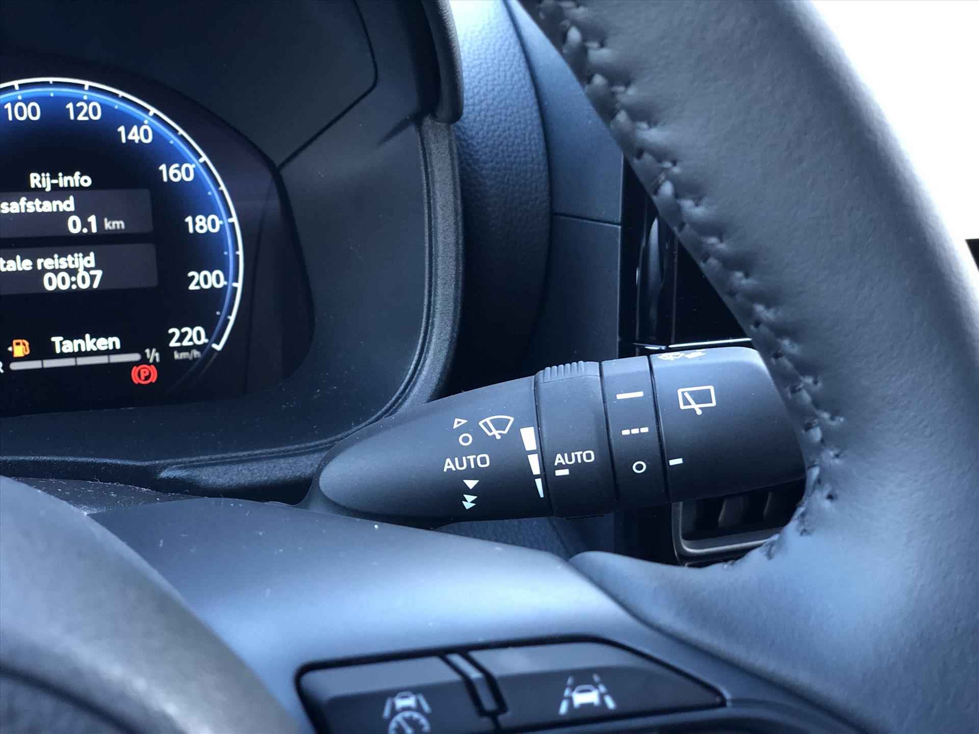Toyota Yaris Hybrid 130PK Nieuw model Executive | Dodehoekherkenning, Parkeersensoren, Stoel + Stuurverwarming, Groot scherm, Half leer, 17 inch - 33/37