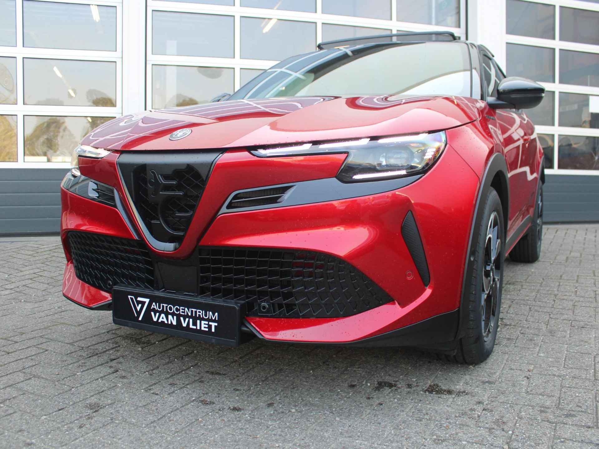 Alfa Romeo Junior Elettrica Speciale 54 kWh | Nieuw binnen | Schuif/Kanteldak | Pack Techno | Brera Red | Dak Zwart - 3/34