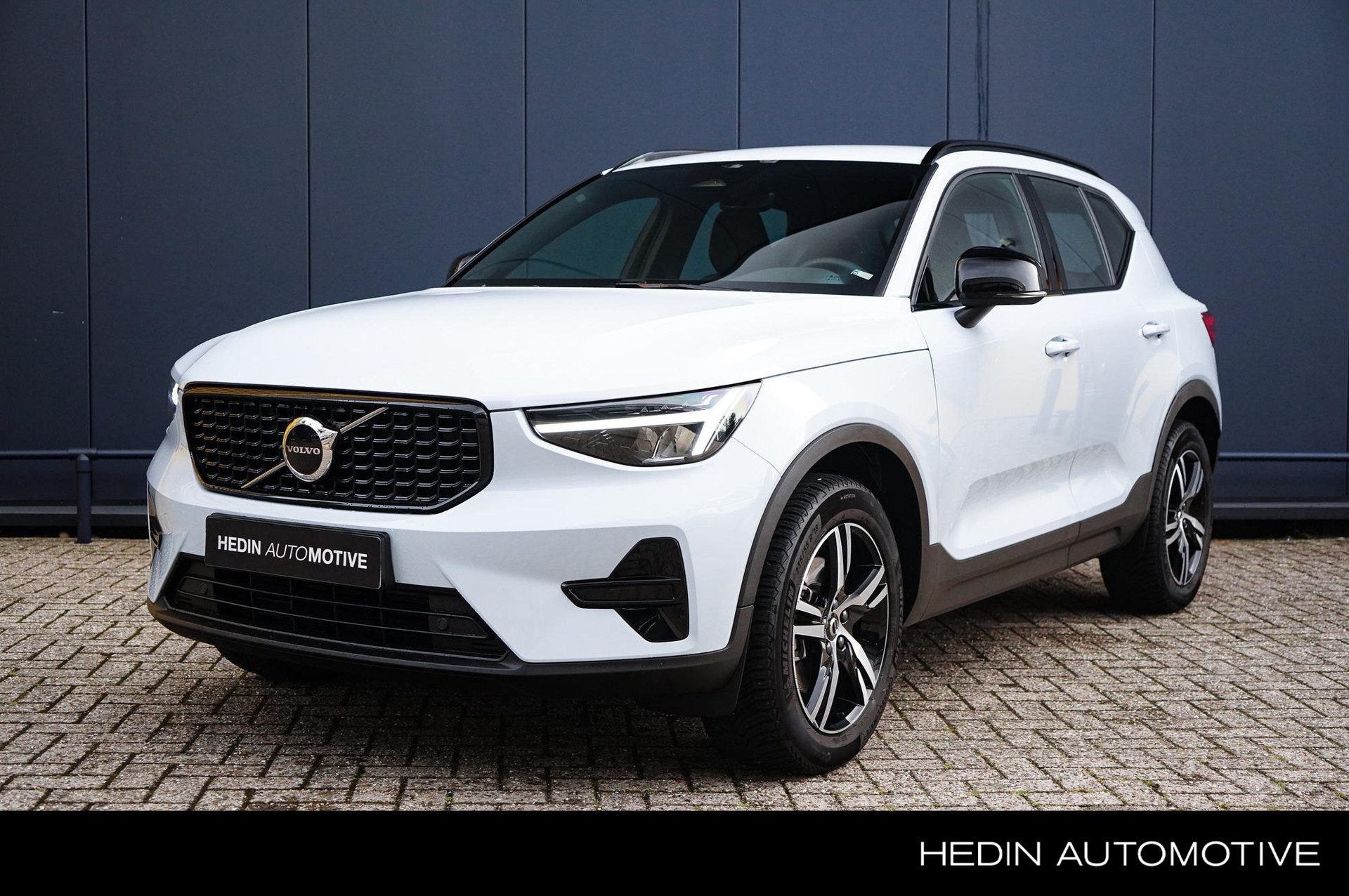 Volvo XC40 2.0 B4 Plus Dark | Trekhaak | Verwarmbare voorruit | Pilot assist | Elektrische voorstoelen