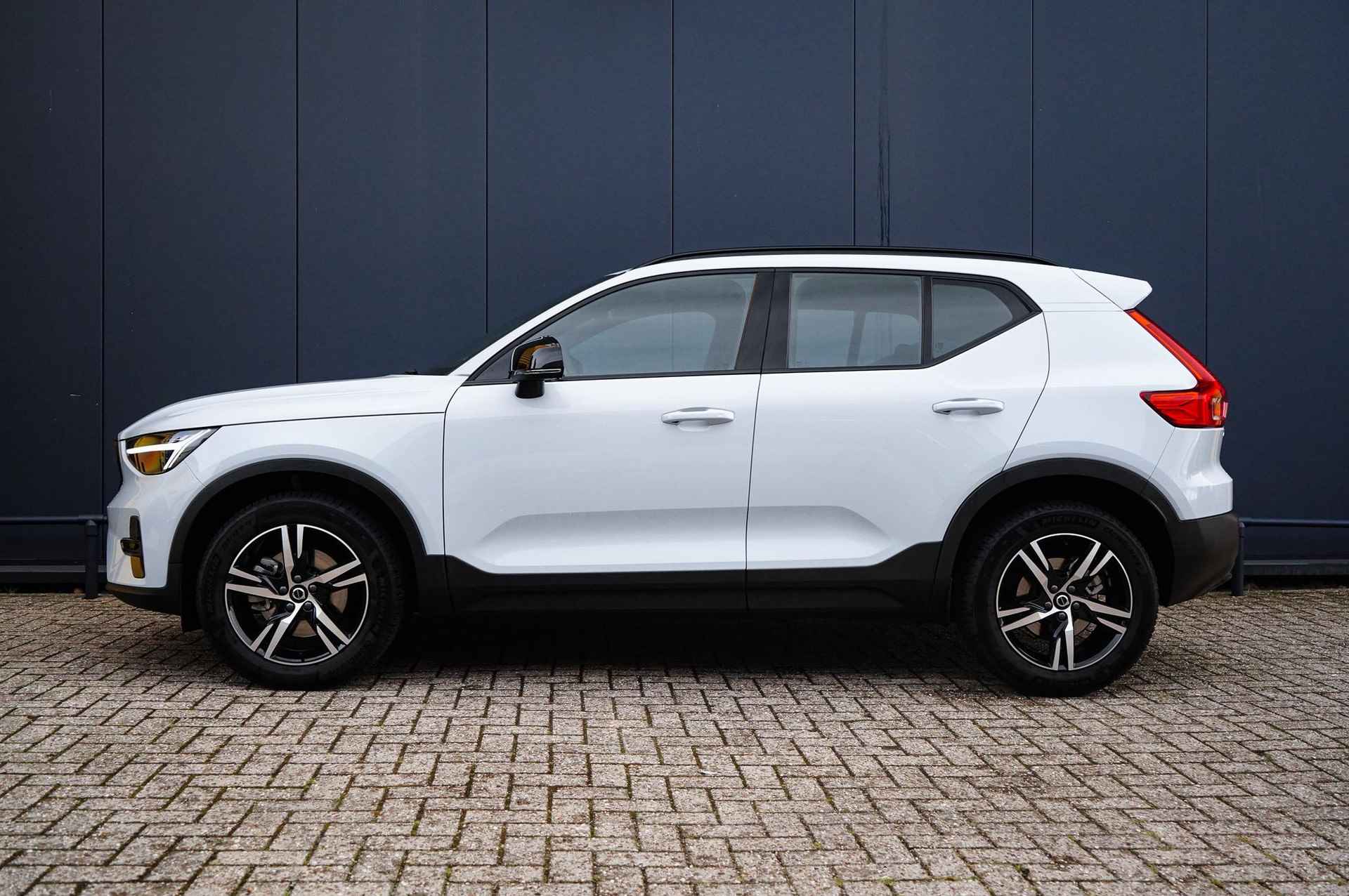 Volvo XC40 2.0 B4 Plus Dark | Trekhaak | Verwarmbare voorruit | Pilot assist | Elektrische voorstoelen - 3/29