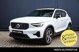 Volvo XC40 2.0 B4 Plus Dark | Trekhaak | Verwarmbare voorruit | Pilot assist | Elektrische voorstoelen