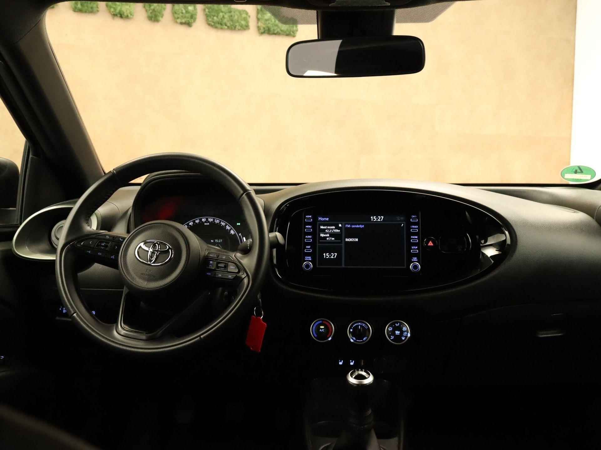 Toyota Aygo X 1.0 VVT-i MT Pulse - ADAPTIEVE CRUISE CONTROL - RIJSTROOKSENSOR - APPLE CARPLAY - ACHTERUITRIJCAMERA - CLIMATE CONTROL - LICHTMETALEN VELGEN 17 INCH - STOELVERWARMING VOORZIJDE - 15/33