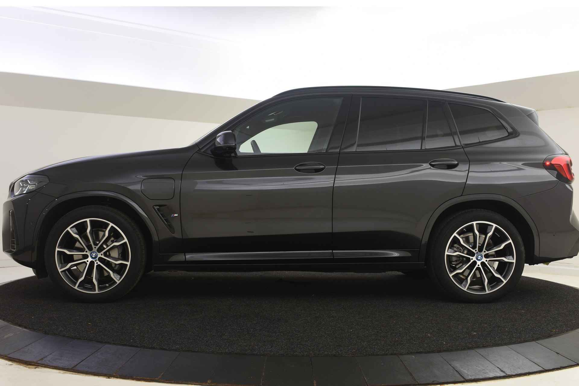 BMW X3 xDrive30e High Executive M Sport Automaat / Panoramadak / Sportstoelen / Stoelverwarming / Adaptieve LED / Harman Kardon / Live Cockpit Professional / Gesture Control - 4/56