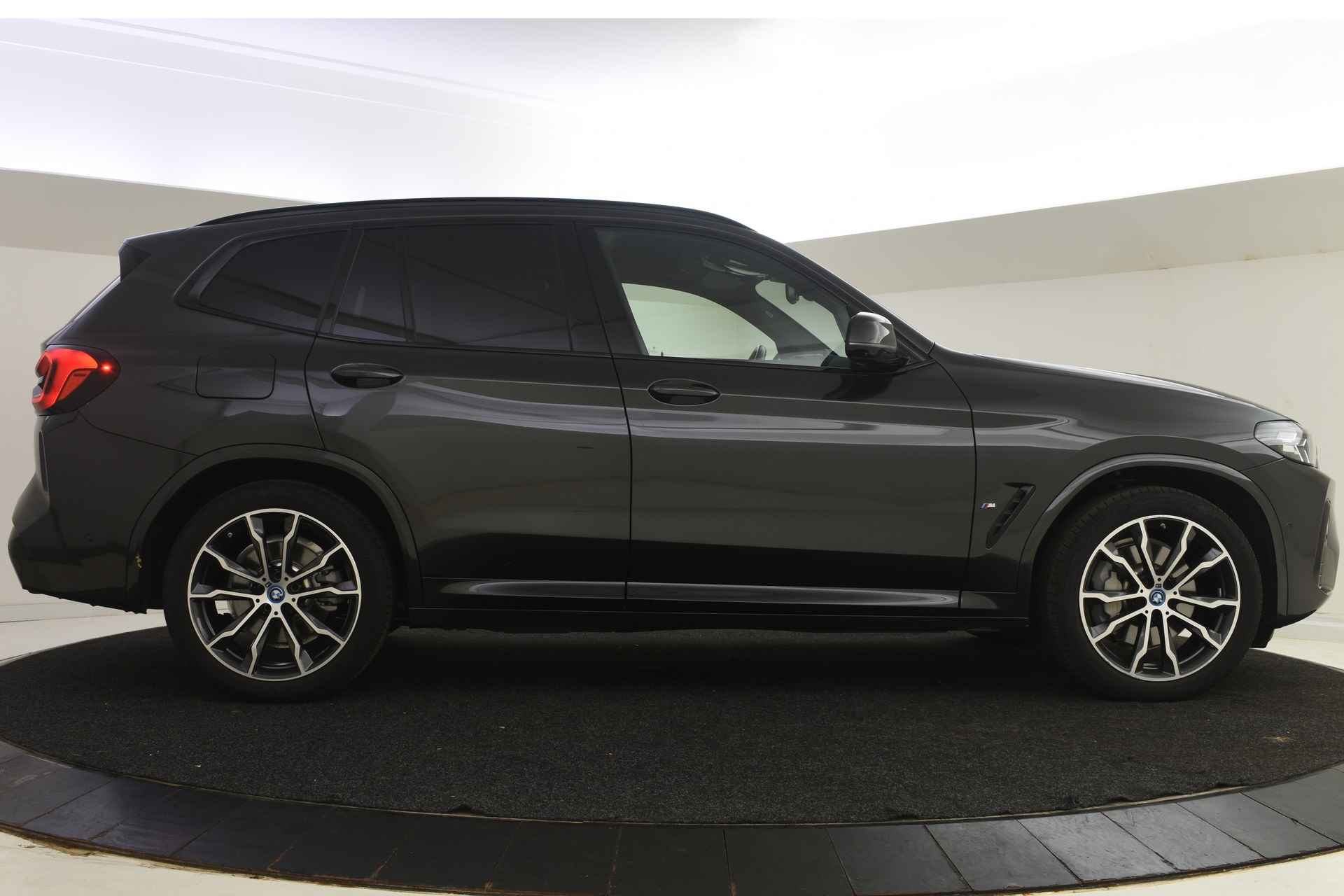 BMW X3 xDrive30e High Executive M Sport Automaat / Panoramadak / Sportstoelen / Stoelverwarming / Adaptieve LED / Harman Kardon / Live Cockpit Professional / Gesture Control - 12/56