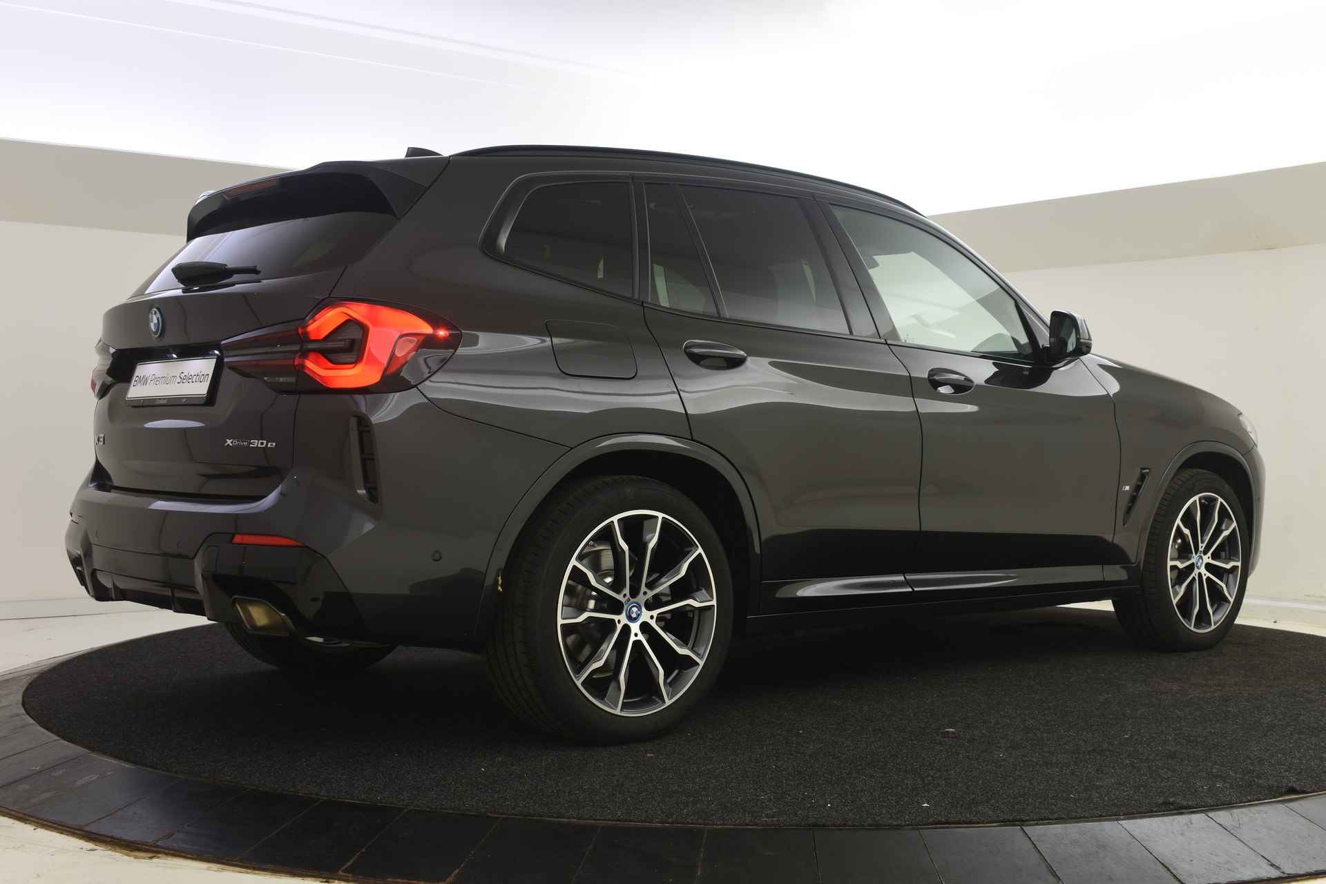 BMW X3 xDrive30e High Executive M Sport Automaat / Panoramadak / Sportstoelen / Stoelverwarming / Adaptieve LED / Harman Kardon / Live Cockpit Professional / Gesture Control - 14/56