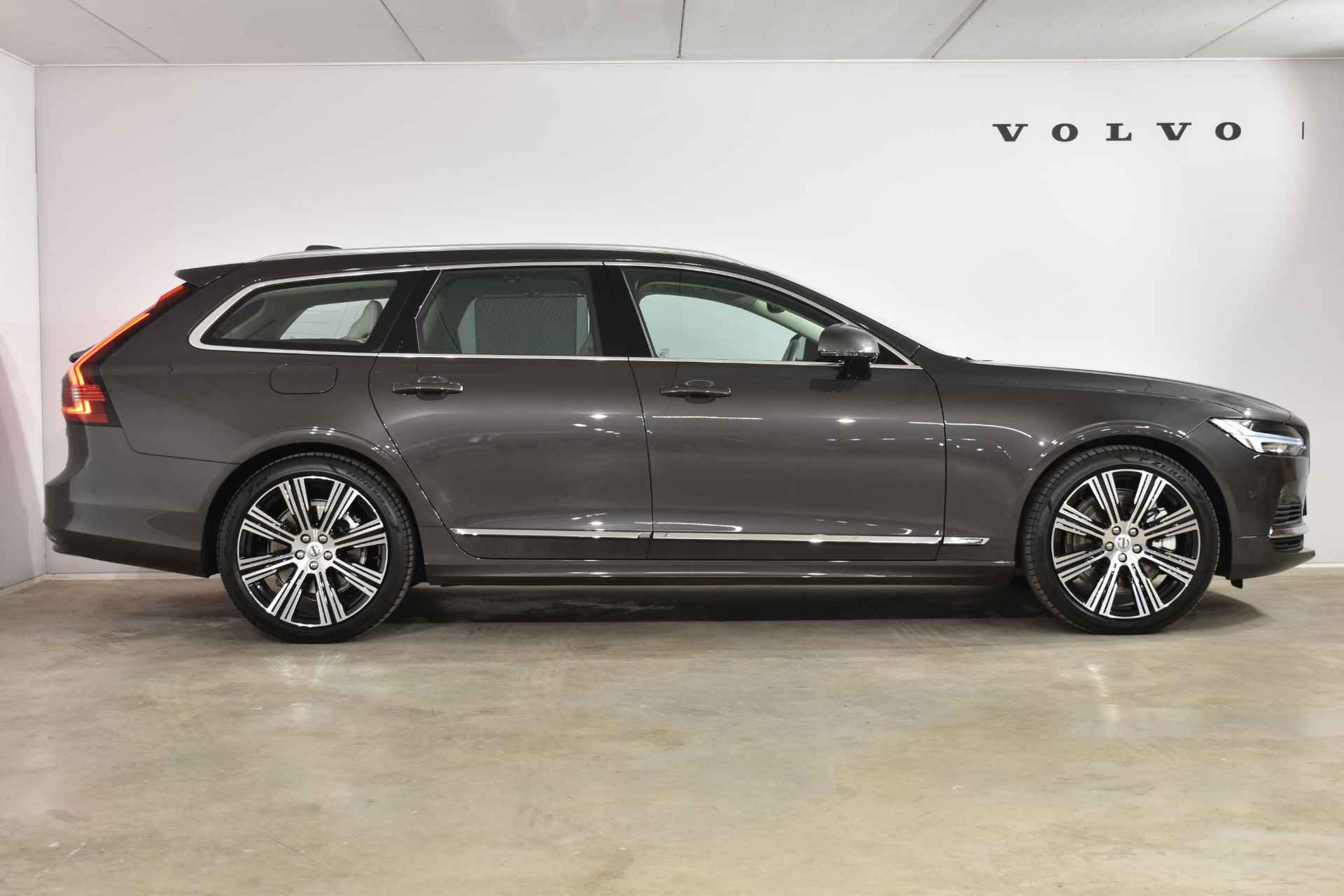 Volvo V90 T6 350PK Automaat Recharge AWD Plus Bright / Adpatieve cruise control/ BLIS/ Elektrische stoelen/ Luchtvering/ Stoel en stuurwielverwarming/ Parkeersensoren met camera - 4/38