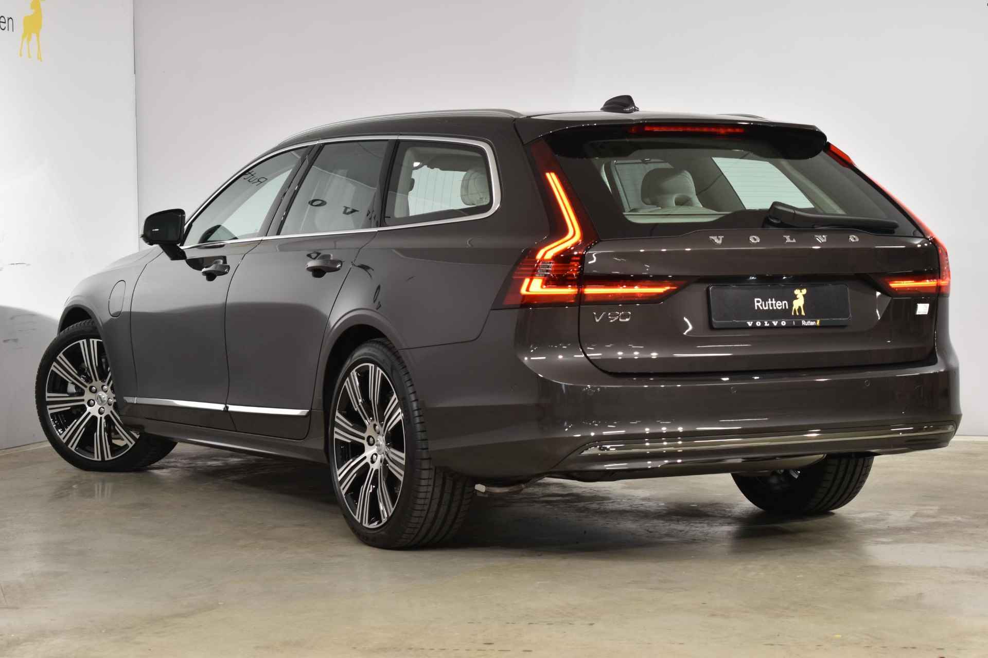 Volvo V90 T6 350PK Automaat Recharge AWD Plus Bright / Adpatieve cruise control/ BLIS/ Elektrische stoelen/ Luchtvering/ Stoel en stuurwielverwarming/ Parkeersensoren met camera - 7/38