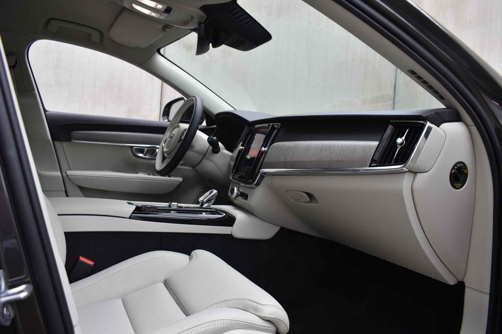 Volvo V90 T6 350PK Automaat Recharge AWD Plus Bright / Adpatieve cruise control/ BLIS/ Elektrische stoelen/ Luchtvering/ Stoel en stuurwielverwarming/ Parkeersensoren met camera - 30/38