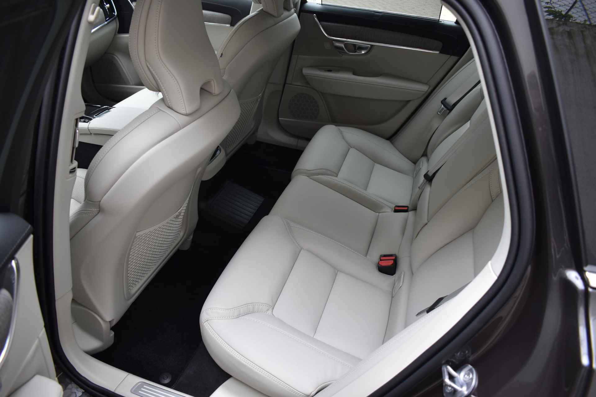 Volvo V90 T6 350PK Automaat Recharge AWD Plus Bright / Adpatieve cruise control/ BLIS/ Elektrische stoelen/ Luchtvering/ Stoel en stuurwielverwarming/ Parkeersensoren met camera - 31/38