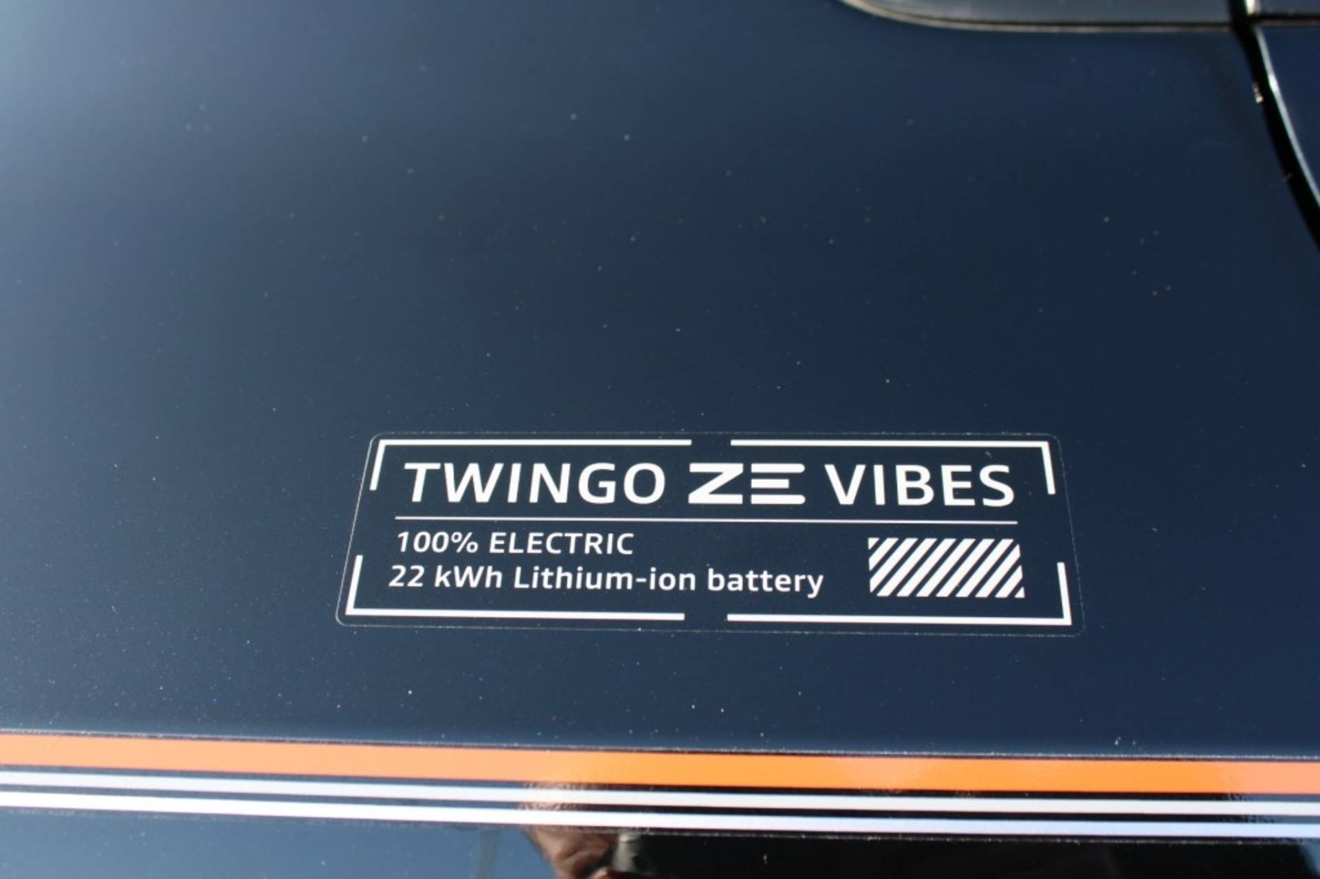 RENAULT Twingo Ã¢ÂÂ¬16,900,-* Z.E. R80 Vibes  luxe uit. met camera/navi./stoelverw. - 39/41