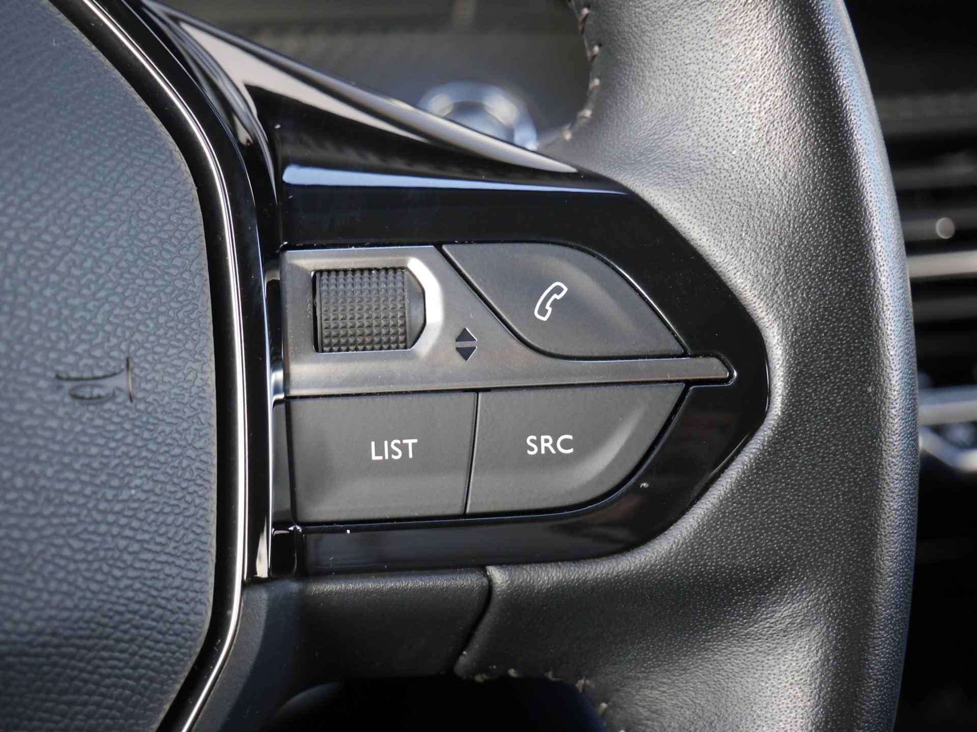 Peugeot 2008 1.2 PureTech Allure 130pk | Navigatie | Afneembare Trekhaak | 3D-Cockpit | Camera | Parkeersensoren Voor en Achter - 31/51