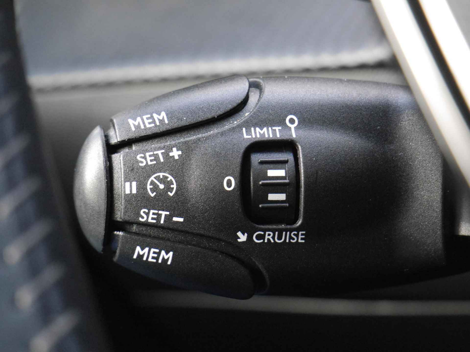 Peugeot 2008 1.2 PureTech Allure 130pk | Navigatie | Afneembare Trekhaak | 3D-Cockpit | Camera | Parkeersensoren Voor en Achter - 32/51