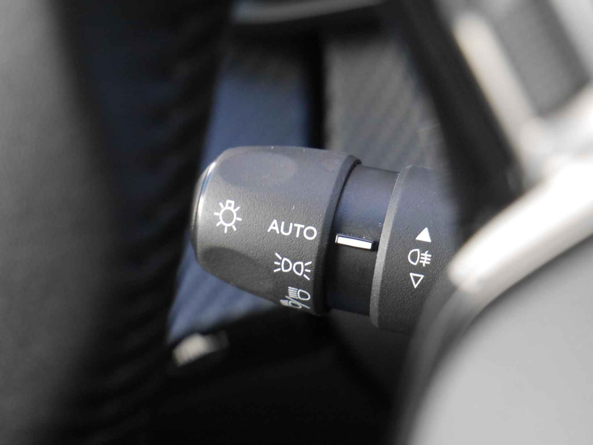 Peugeot 2008 1.2 PureTech Allure 130pk | Navigatie | Afneembare Trekhaak | 3D-Cockpit | Camera | Parkeersensoren Voor en Achter - 33/51