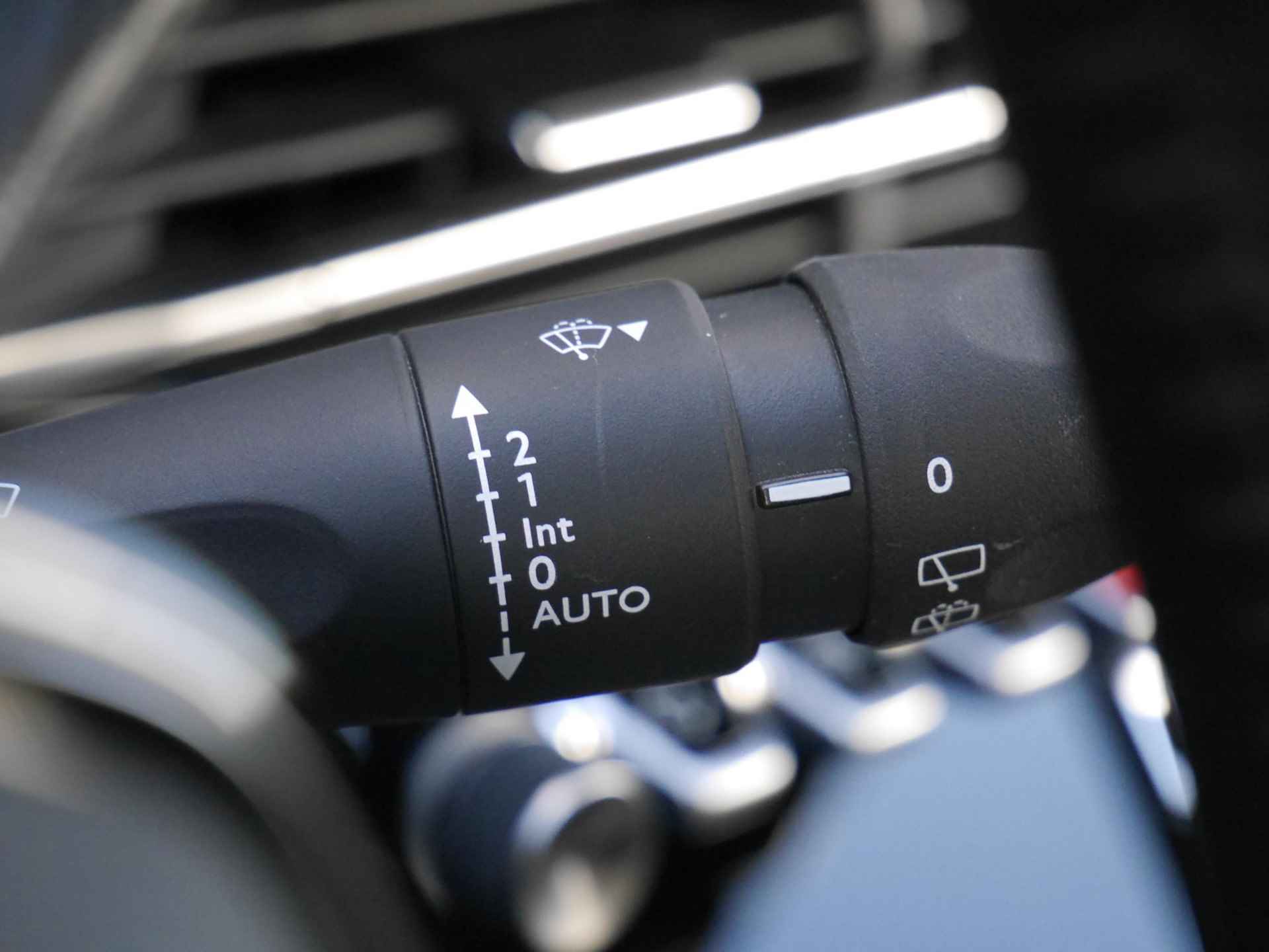 Peugeot 2008 1.2 PureTech Allure 130pk | Navigatie | Afneembare Trekhaak | 3D-Cockpit | Camera | Parkeersensoren Voor en Achter - 34/51
