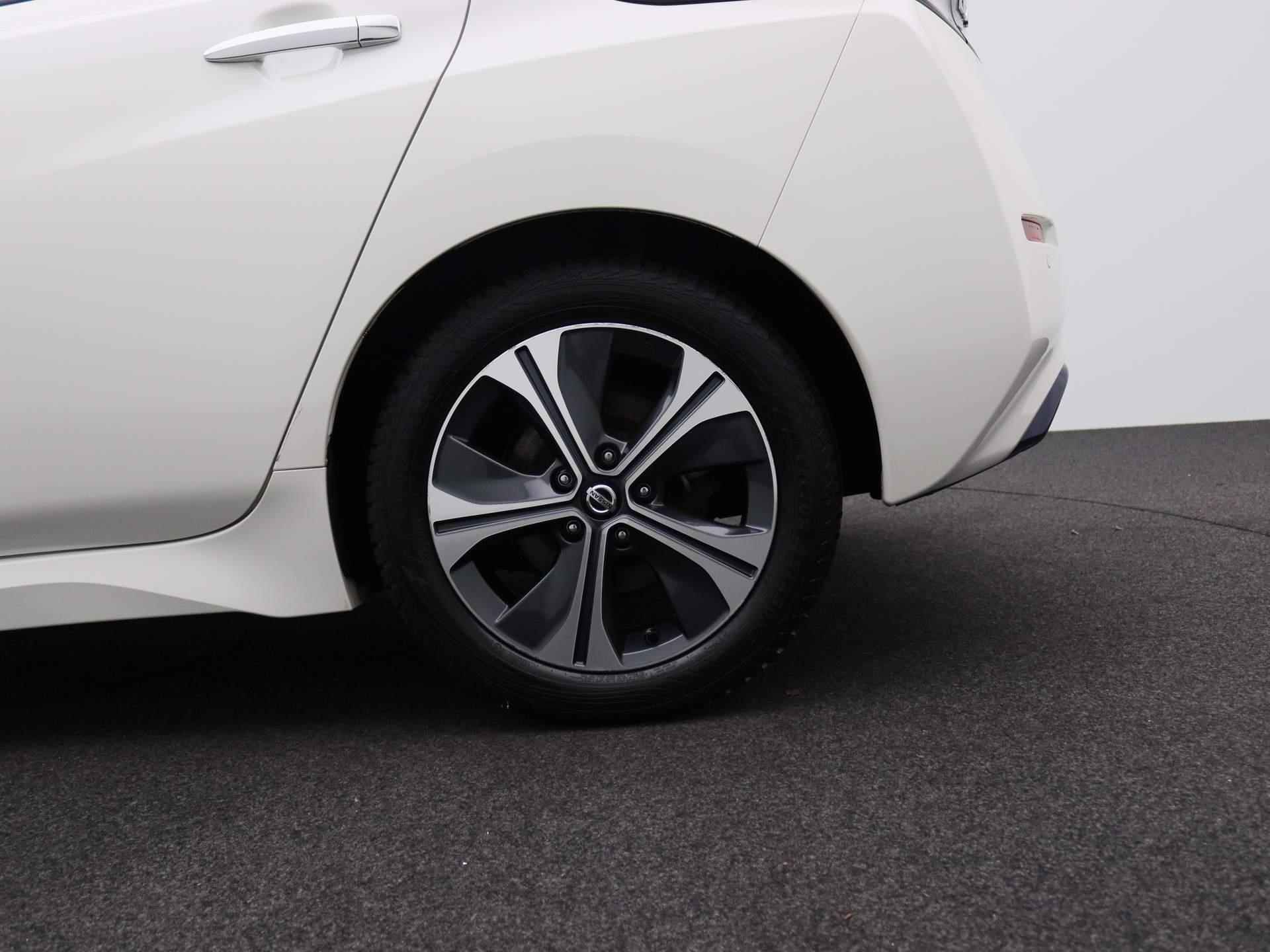 Nissan LEAF N-Connecta 40 kWh | Navigatie | Climate control | Stoelverwarming | Camera's rondom+ sensoren | All-season banden - 15/28