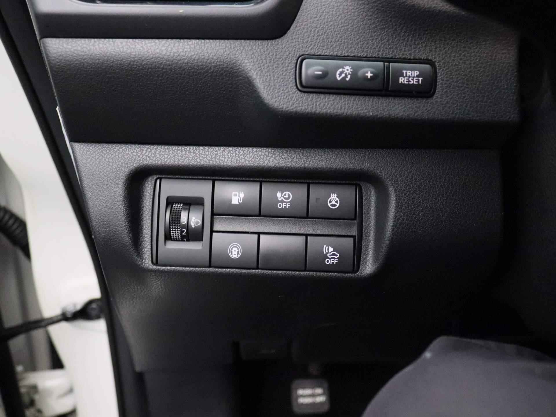 Nissan LEAF N-Connecta 40 kWh | Navigatie | Climate control | Stoelverwarming | Camera's rondom+ sensoren | All-season banden - 20/28