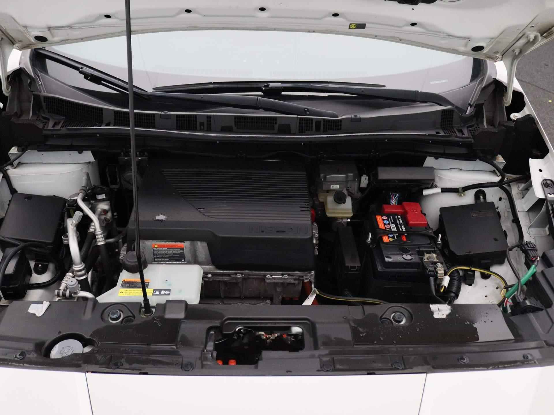 Nissan LEAF N-Connecta 40 kWh | Navigatie | Climate control | Stoelverwarming | Camera's rondom+ sensoren | All-season banden - 26/28