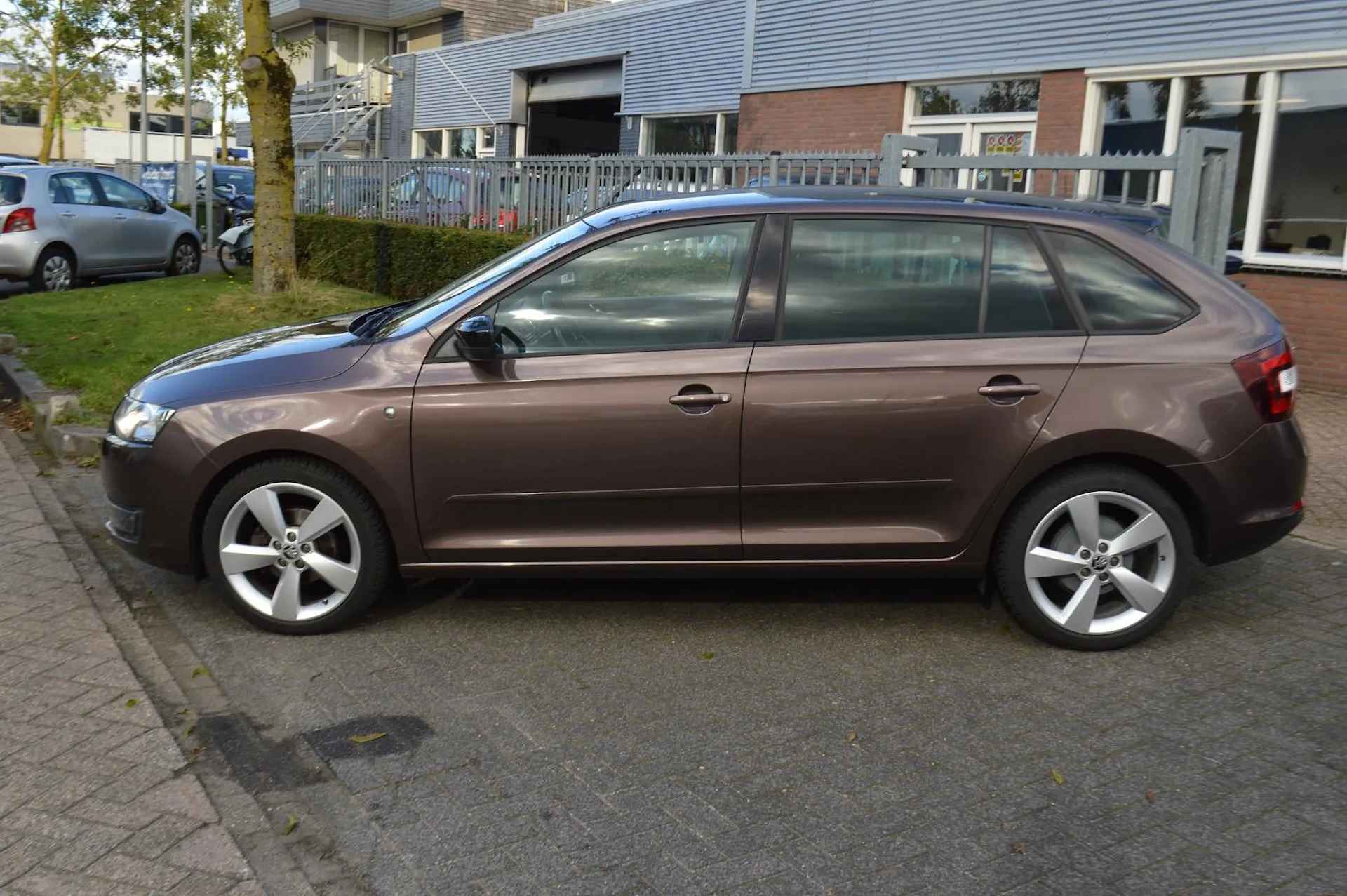 Skoda Rapid Spaceback 1.2 TSI Xenon Trekhaak Panorama all-season GARANTIE NL-AUTO - 12/30