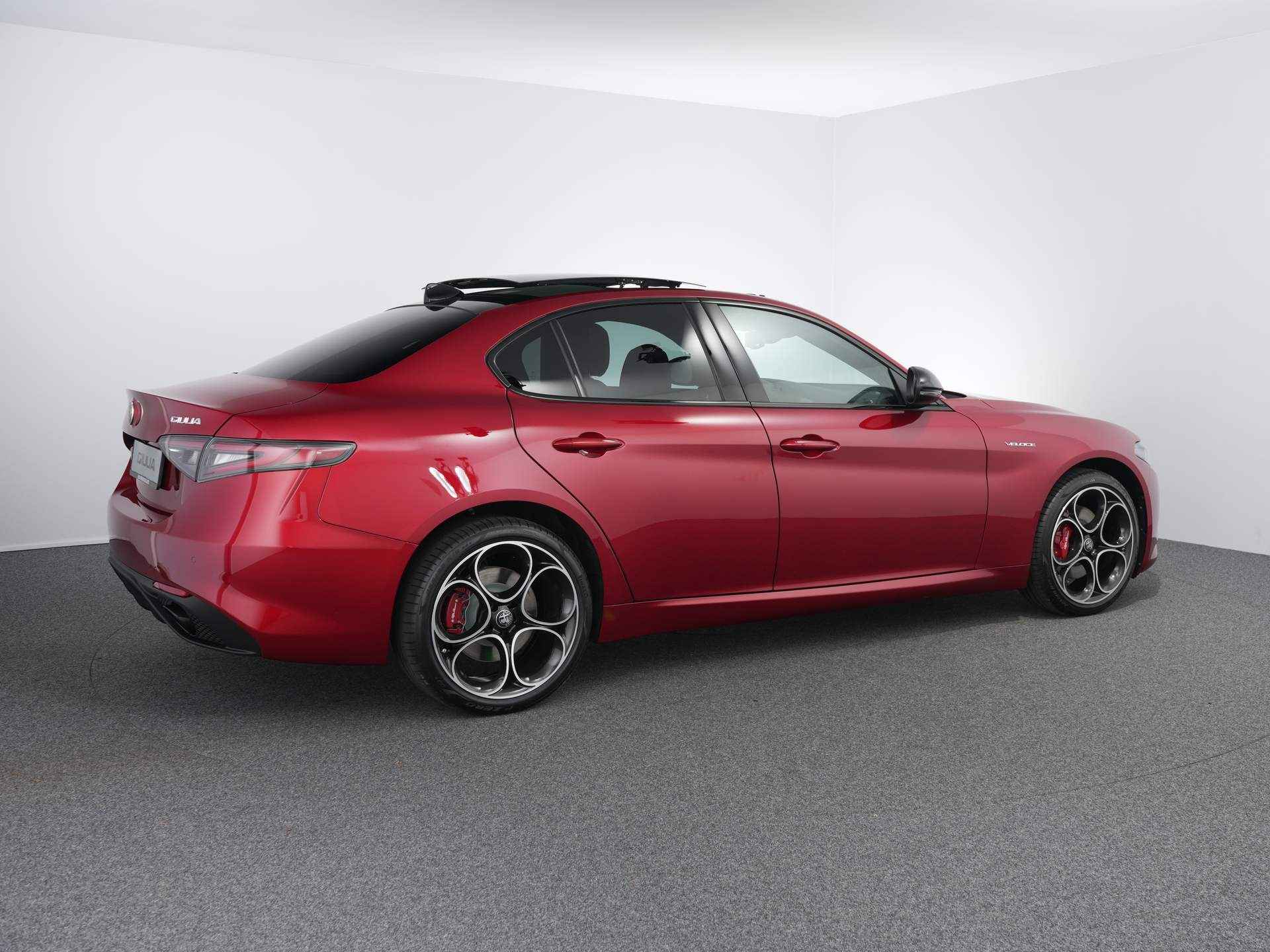 Alfa Romeo Giulia 2.0 T GME AWD Veloce Rosso Etna | Panoramisch schuif-kanteldak | Pack drive assist | Adaptieve cruise controle | Camera | Harman Kardon geluidsinstallatie - 4/63