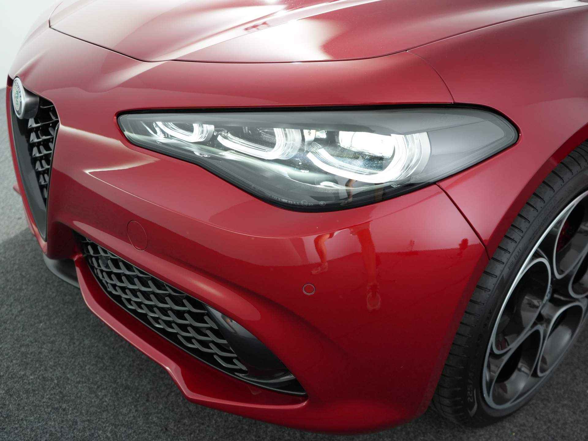 Alfa Romeo Giulia 2.0 T GME AWD Veloce Rosso Etna | Panoramisch schuif-kanteldak | Pack drive assist | Adaptieve cruise controle | Camera | Harman Kardon geluidsinstallatie - 11/63