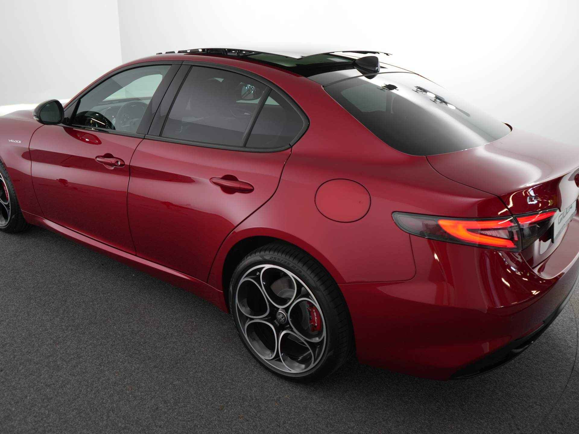 Alfa Romeo Giulia 2.0 T GME AWD Veloce Rosso Etna | Panoramisch schuif-kanteldak | Pack drive assist | Adaptieve cruise controle | Camera | Harman Kardon geluidsinstallatie - 23/63