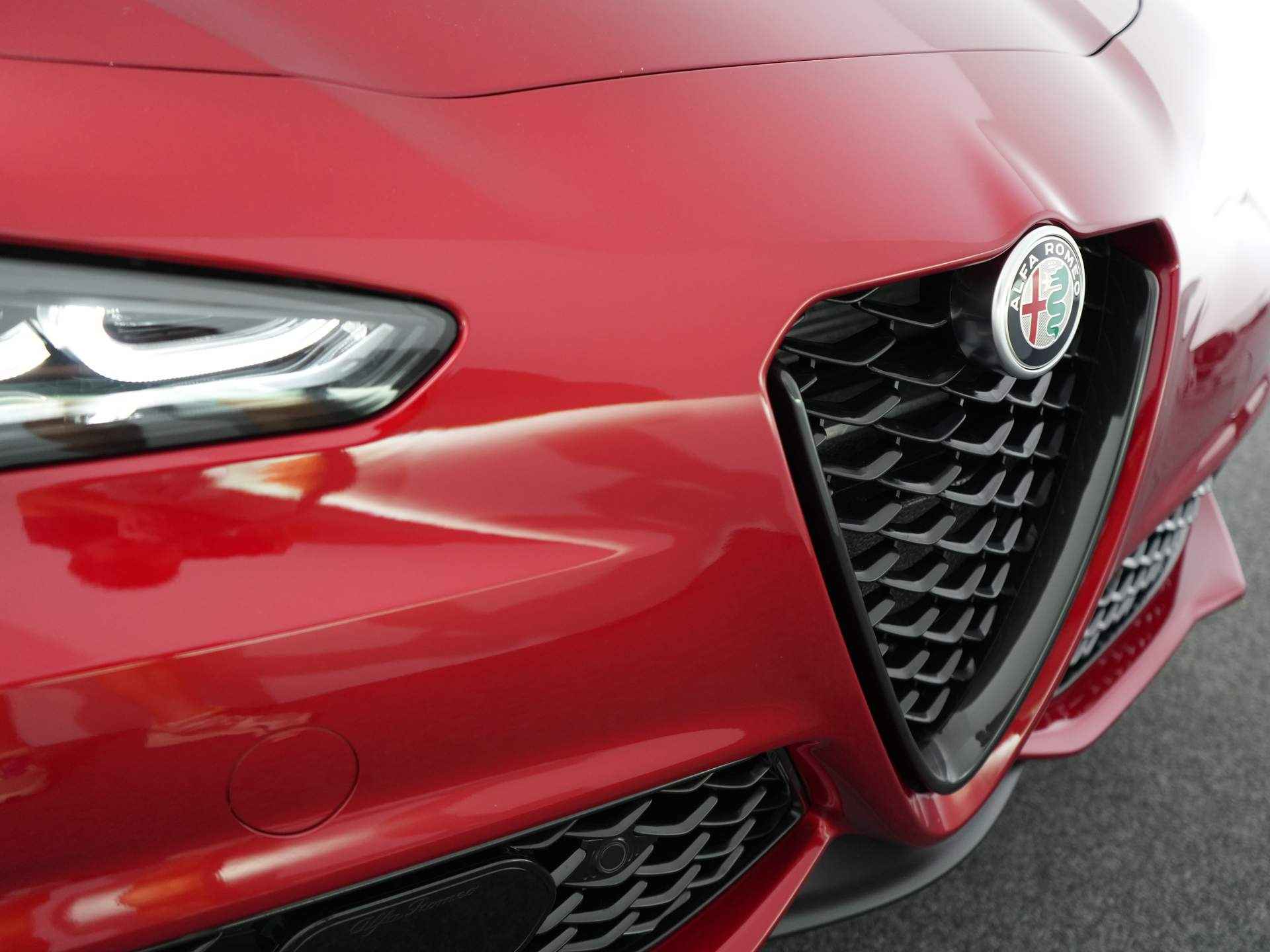 Alfa Romeo Giulia 2.0 T GME AWD Veloce Rosso Etna | Panoramisch schuif-kanteldak | Pack drive assist | Adaptieve cruise controle | Camera | Harman Kardon geluidsinstallatie - 25/63