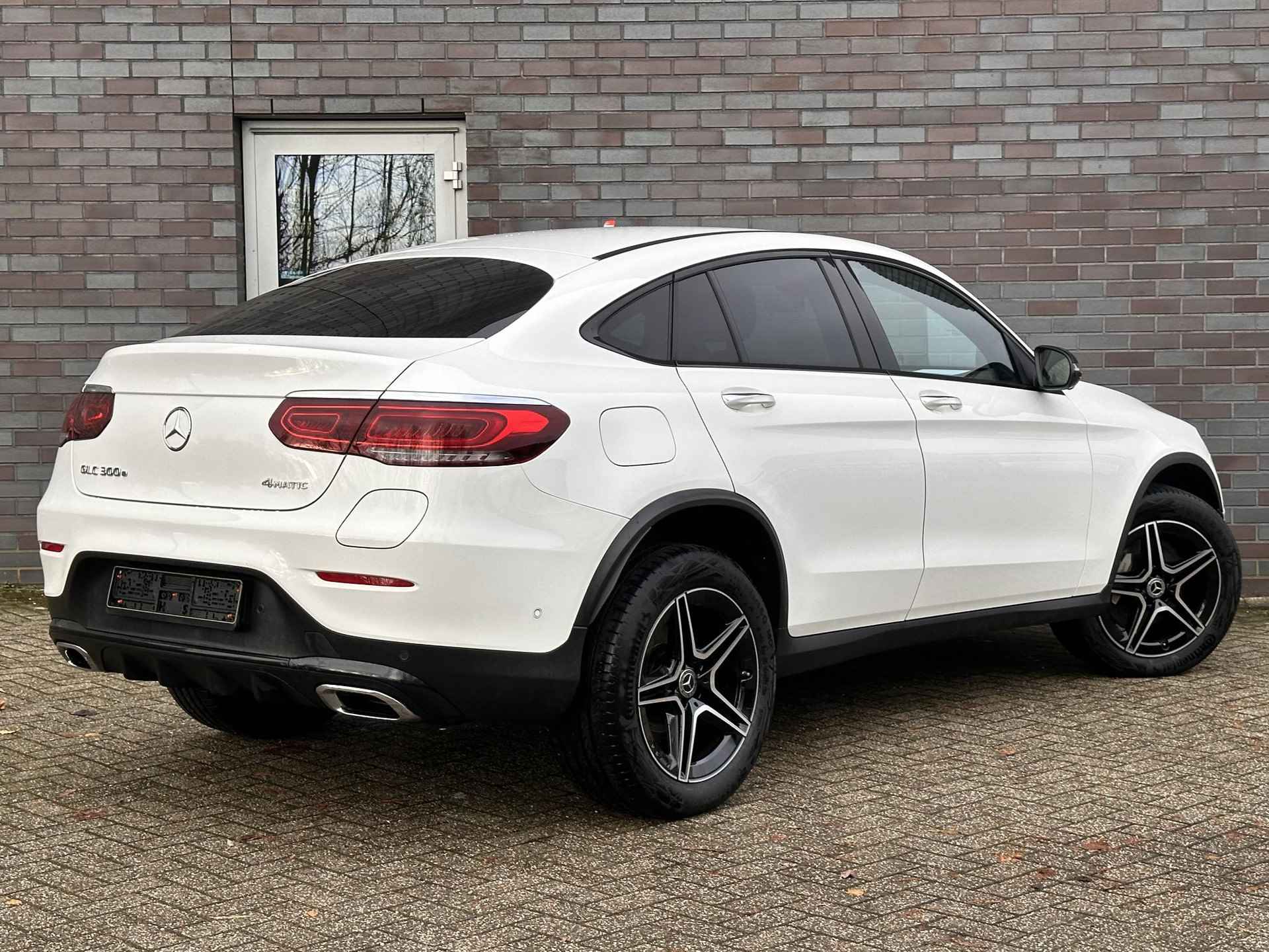 Mercedes-Benz GLC GLC 300e Coupé 4MATIC Business Solution AMG | Premium Plus Pakket | Nightpakket | Schuifdak | Advanced Sound System | Sfeerverlichting | Keyless-Go | Stoelverwarming - 2/11