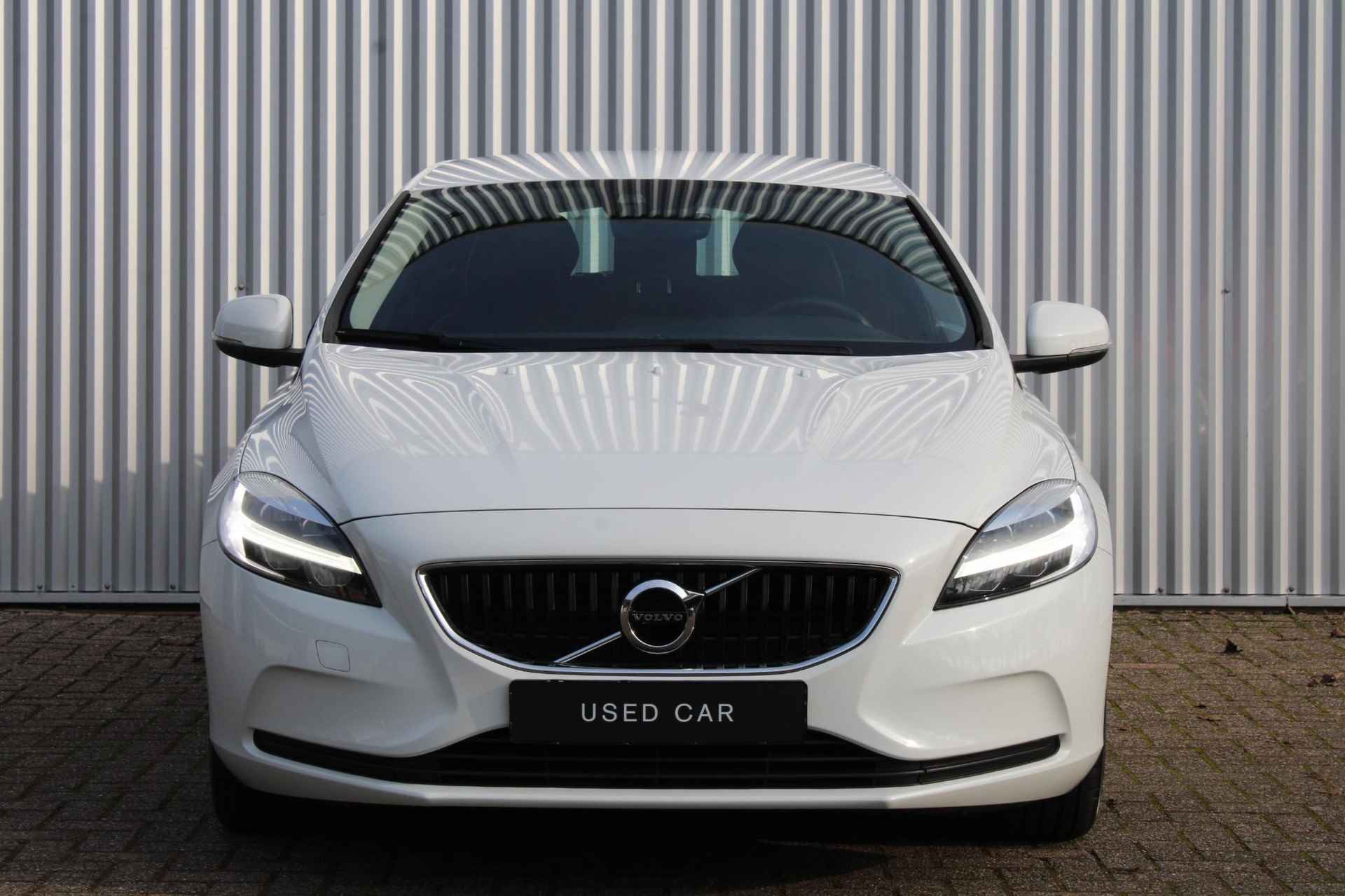 Volvo V40 T2 Automaat Polar+ | Full map Navigatie|Park Assist achter| Electronic Climate Control| Regensensor| Volvo on Call| Verwarmbare voorstoelen. - 2/24