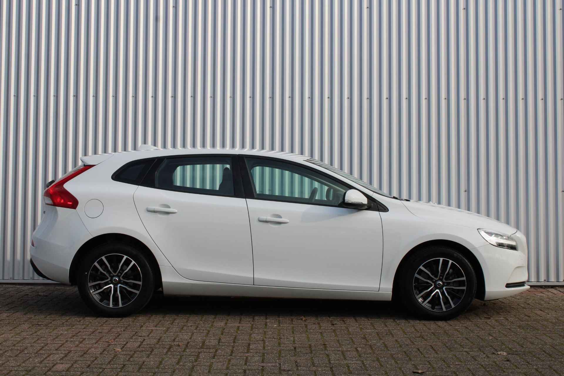 Volvo V40 T2 Automaat Polar+ | Full map Navigatie|Park Assist achter| Electronic Climate Control| Regensensor| Volvo on Call| Verwarmbare voorstoelen. - 3/24