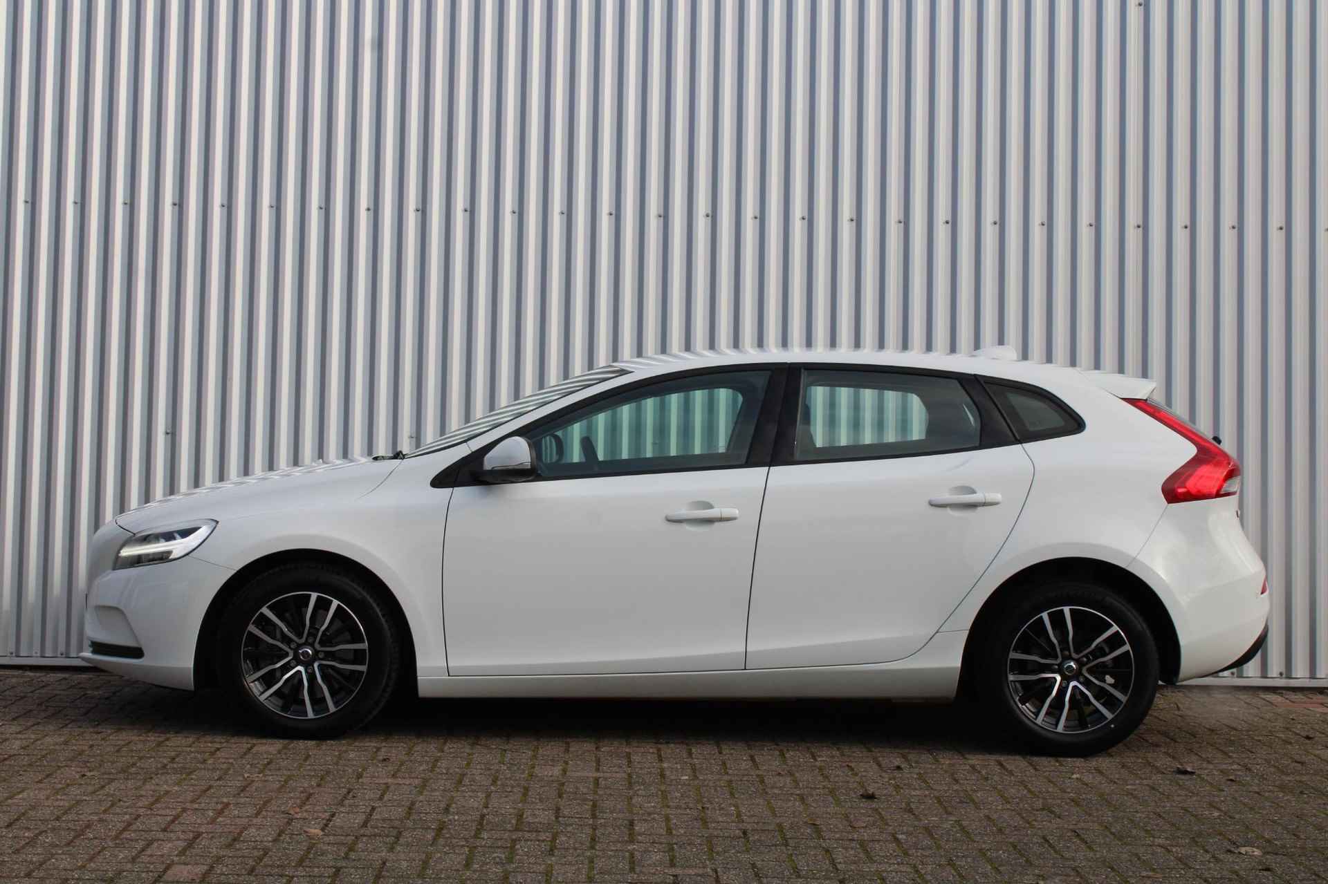 Volvo V40 T2 Automaat Polar+ | Full map Navigatie|Park Assist achter| Electronic Climate Control| Regensensor| Volvo on Call| Verwarmbare voorstoelen. - 4/24