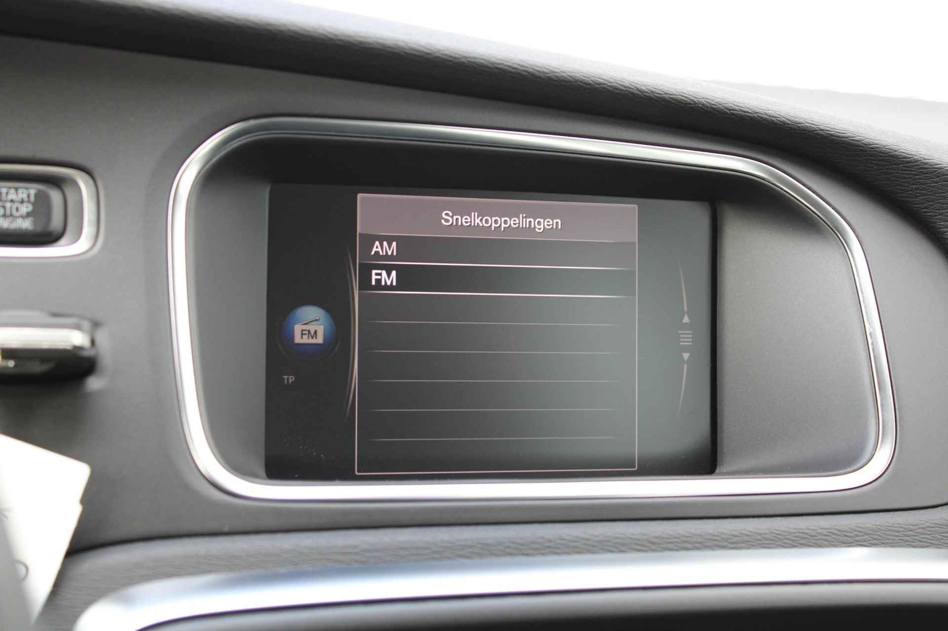 Volvo V40 T2 Automaat Polar+ | Full map Navigatie|Park Assist achter| Electronic Climate Control| Regensensor| Volvo on Call| Verwarmbare voorstoelen. - 11/24